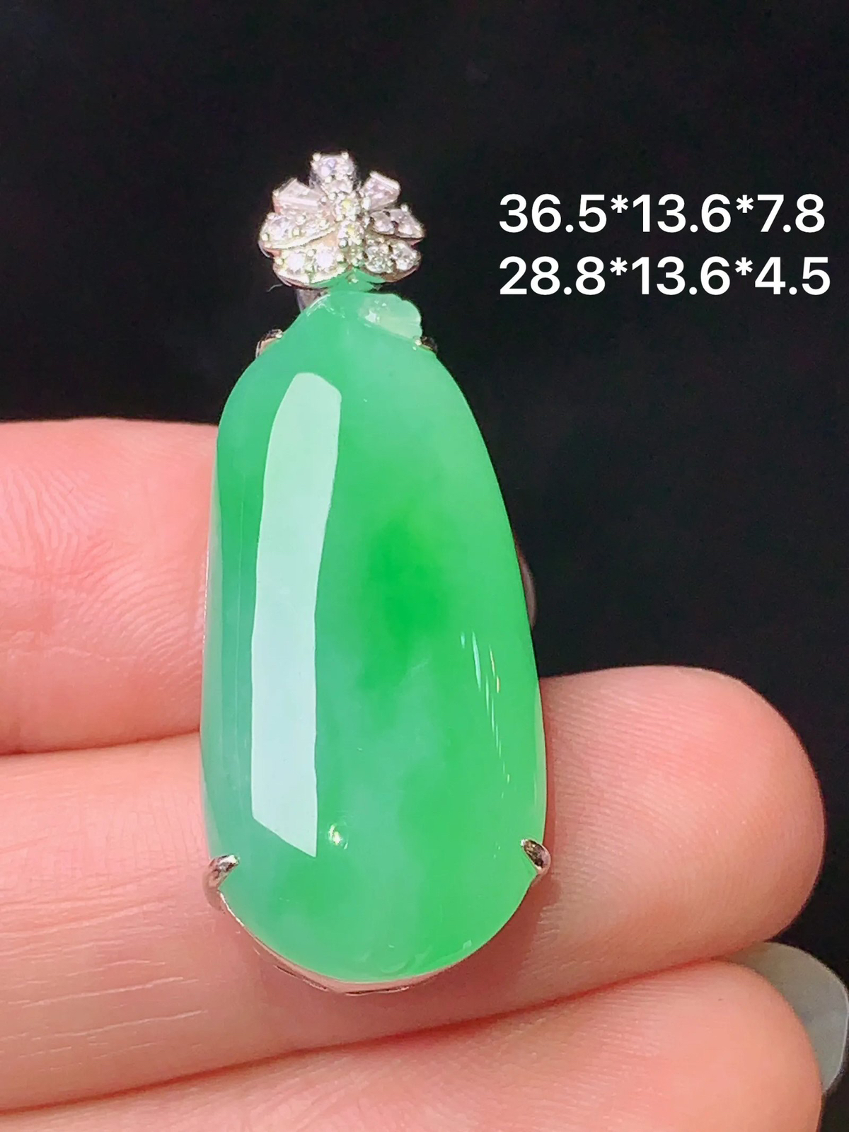 18k金钻镶嵌翠绿福瓜吊坠 玉质细腻 色泽艳丽 整体尺寸36.5*13.6*7.8