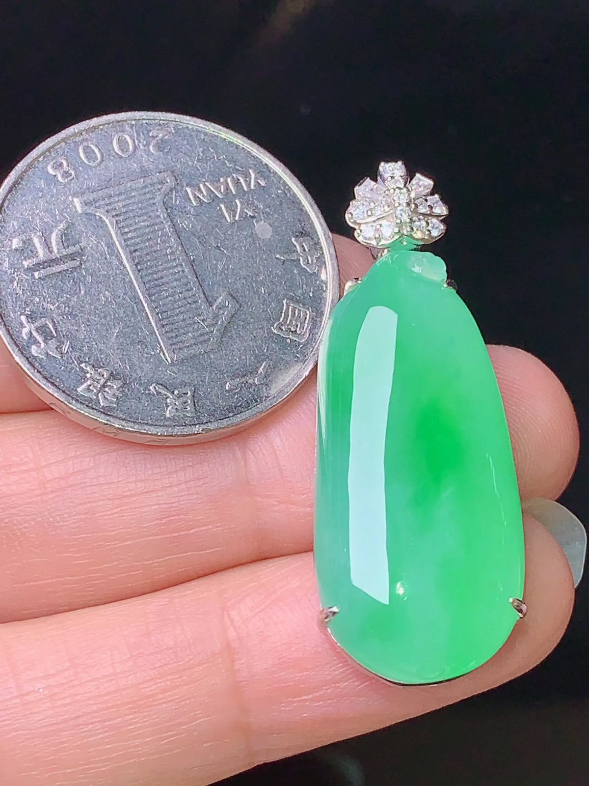 18k金钻镶嵌翠绿福瓜吊坠 玉质细腻 色泽艳丽 整体尺寸36.5*13.6*7.8