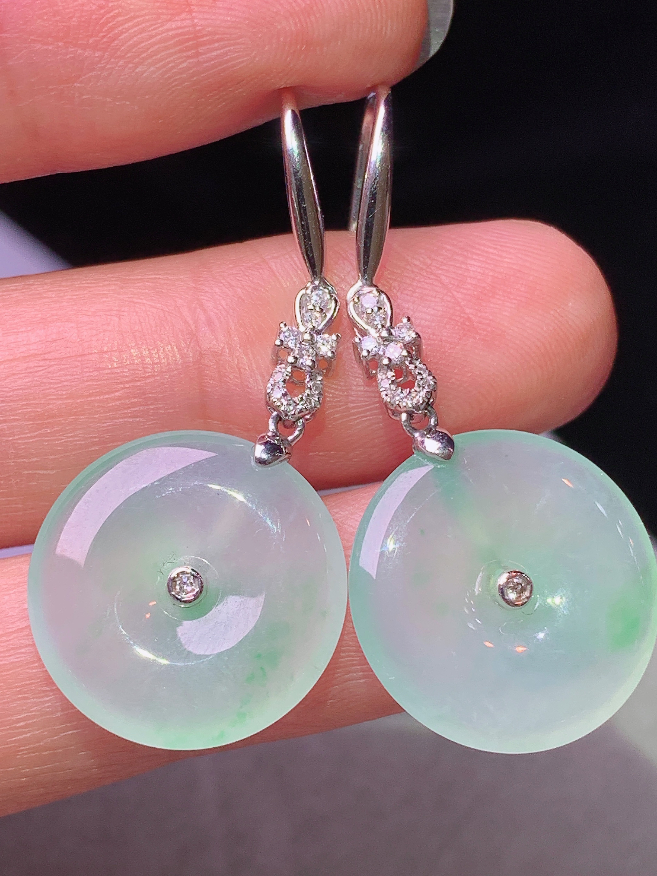 18k金钻镶嵌冰飘绿平安扣耳坠 玉质细腻 色泽艳丽清新 水润亮眼 整体尺寸38.3*17*3g2