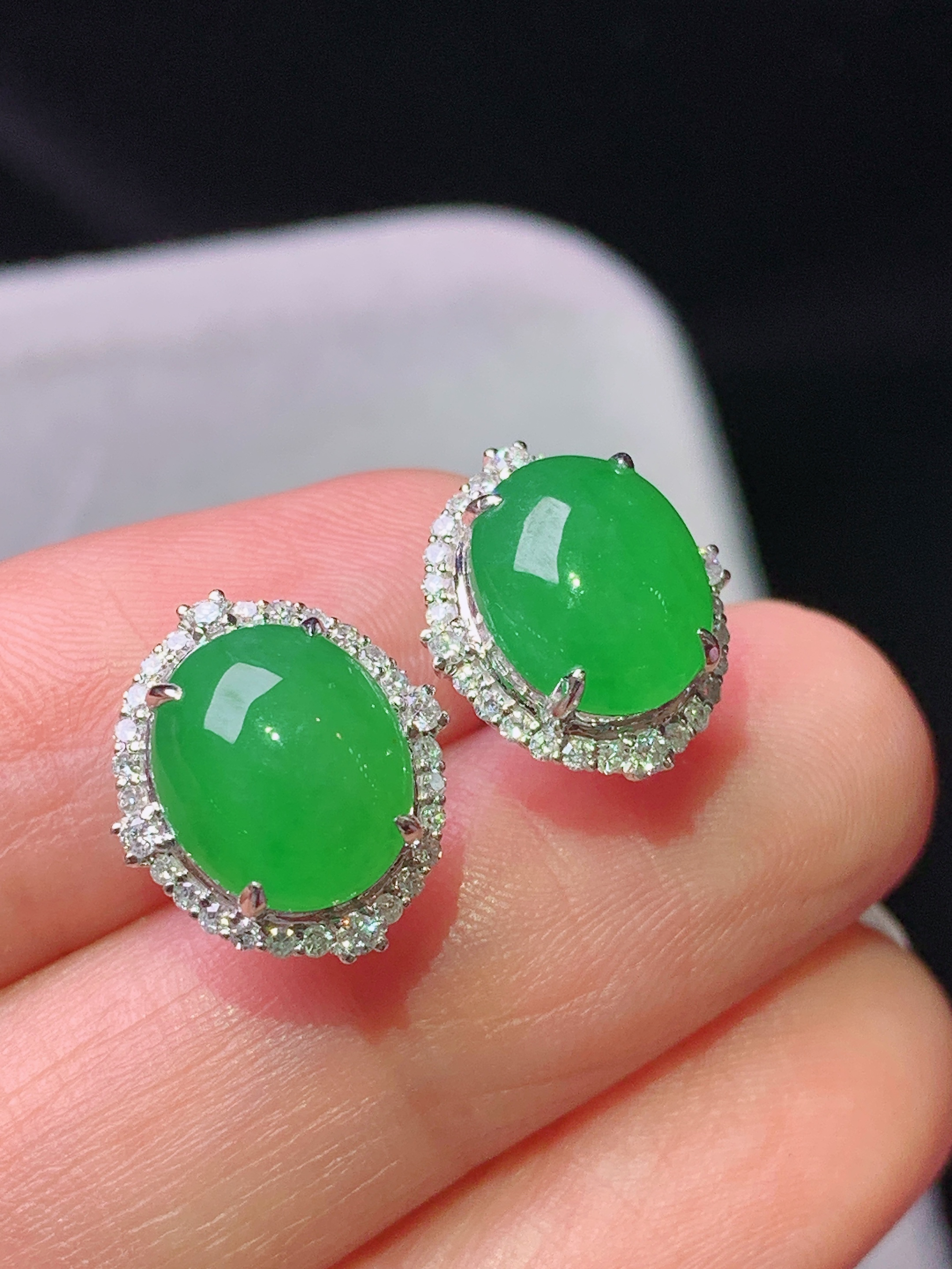 18k金钻镶嵌满绿蛋面耳钉 玉质细腻 色泽艳丽清新 水润亮眼 整体尺寸13.2*11.6*7.6f1