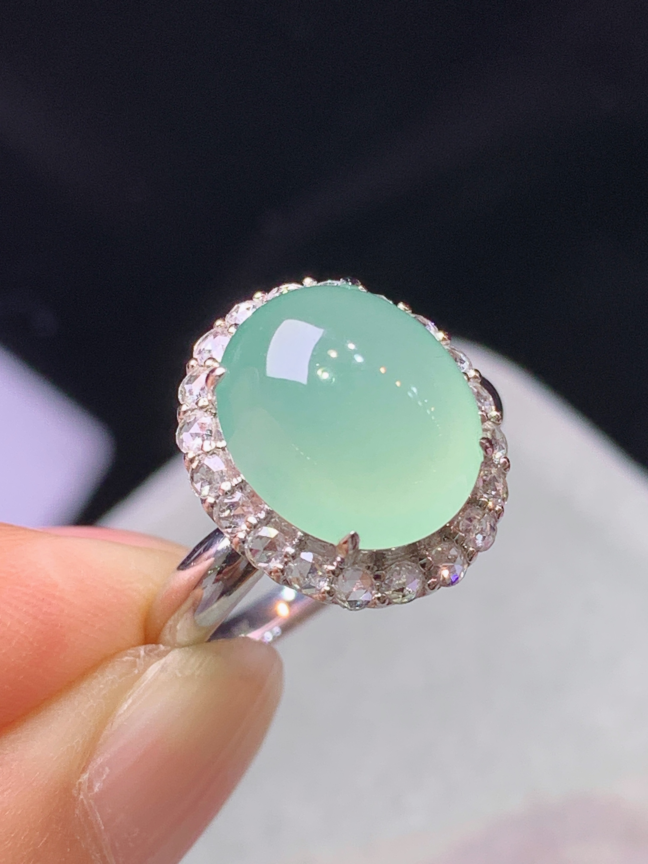 18k金钻镶嵌冰浅绿蛋面戒指 玉质细腻 色泽艳丽清新 水润亮眼 圈口14 整体尺寸15.2*13.2