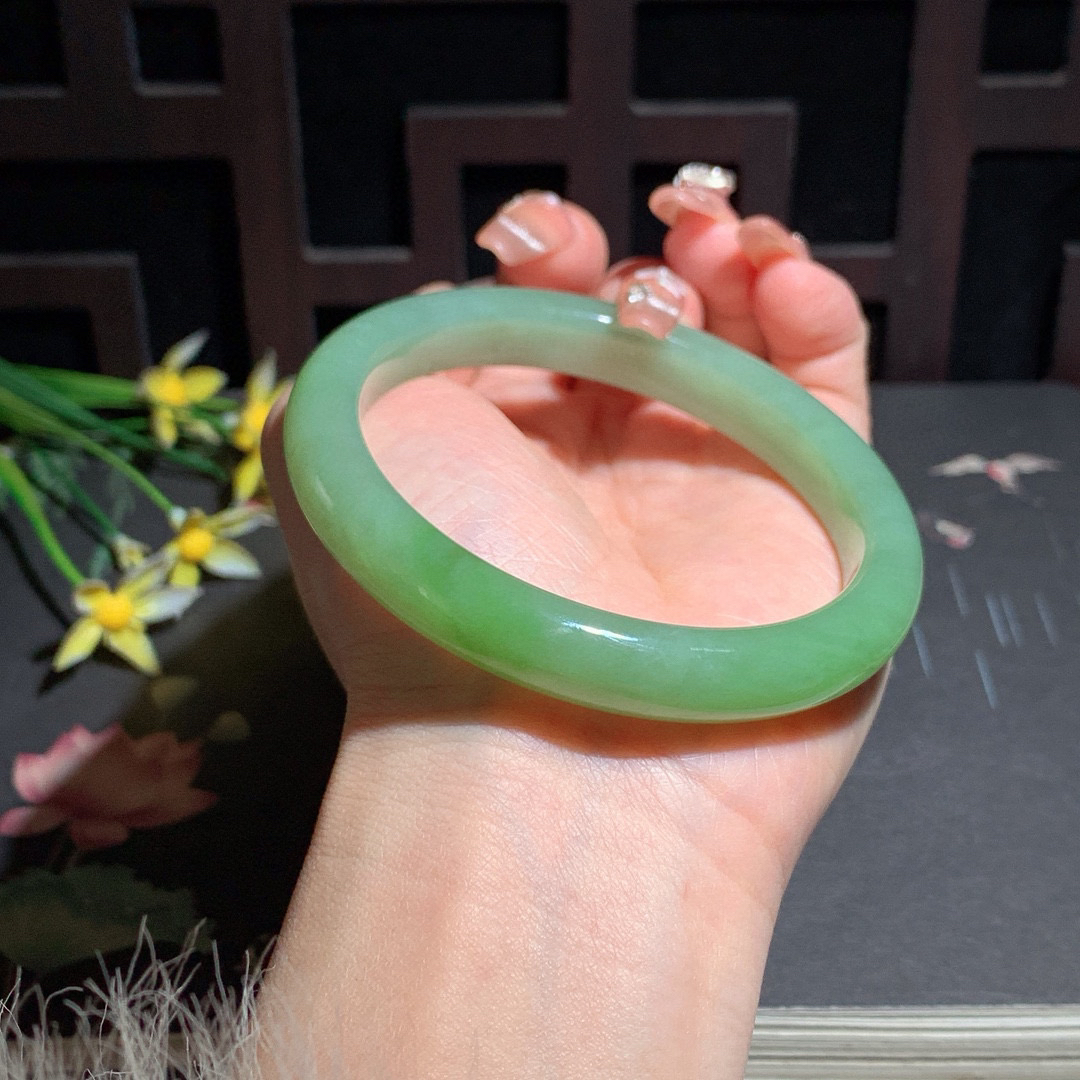 和田玉62.3圈翠青手镯！玉质细腻油润 底色纯净 无裂无棉 脂粉好，品质高