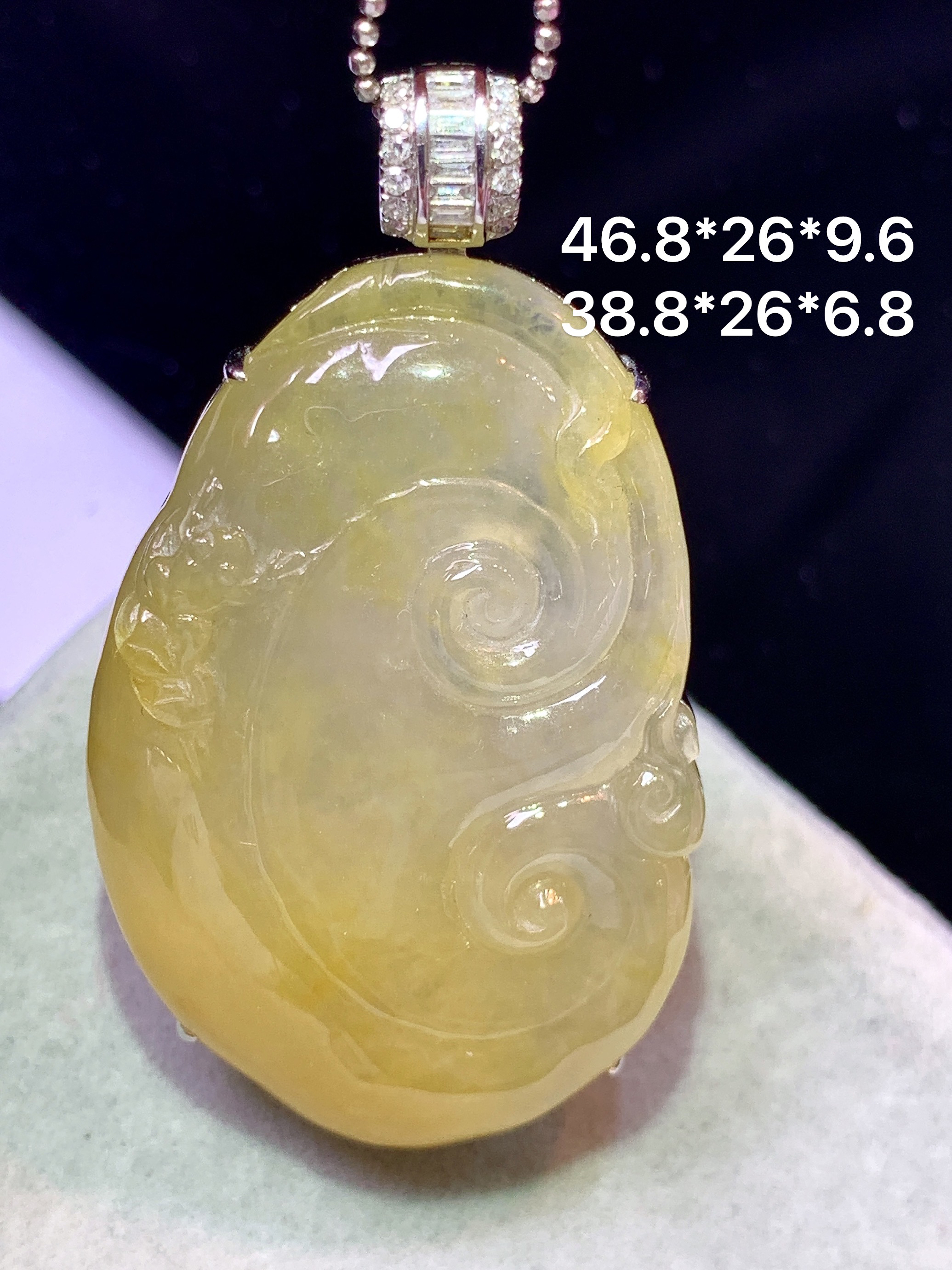 18k金钻镶嵌冰黄翡如意吊坠 玉质细腻 色泽艳丽清新 水润亮眼 整体尺寸46.8*26*9.6b1