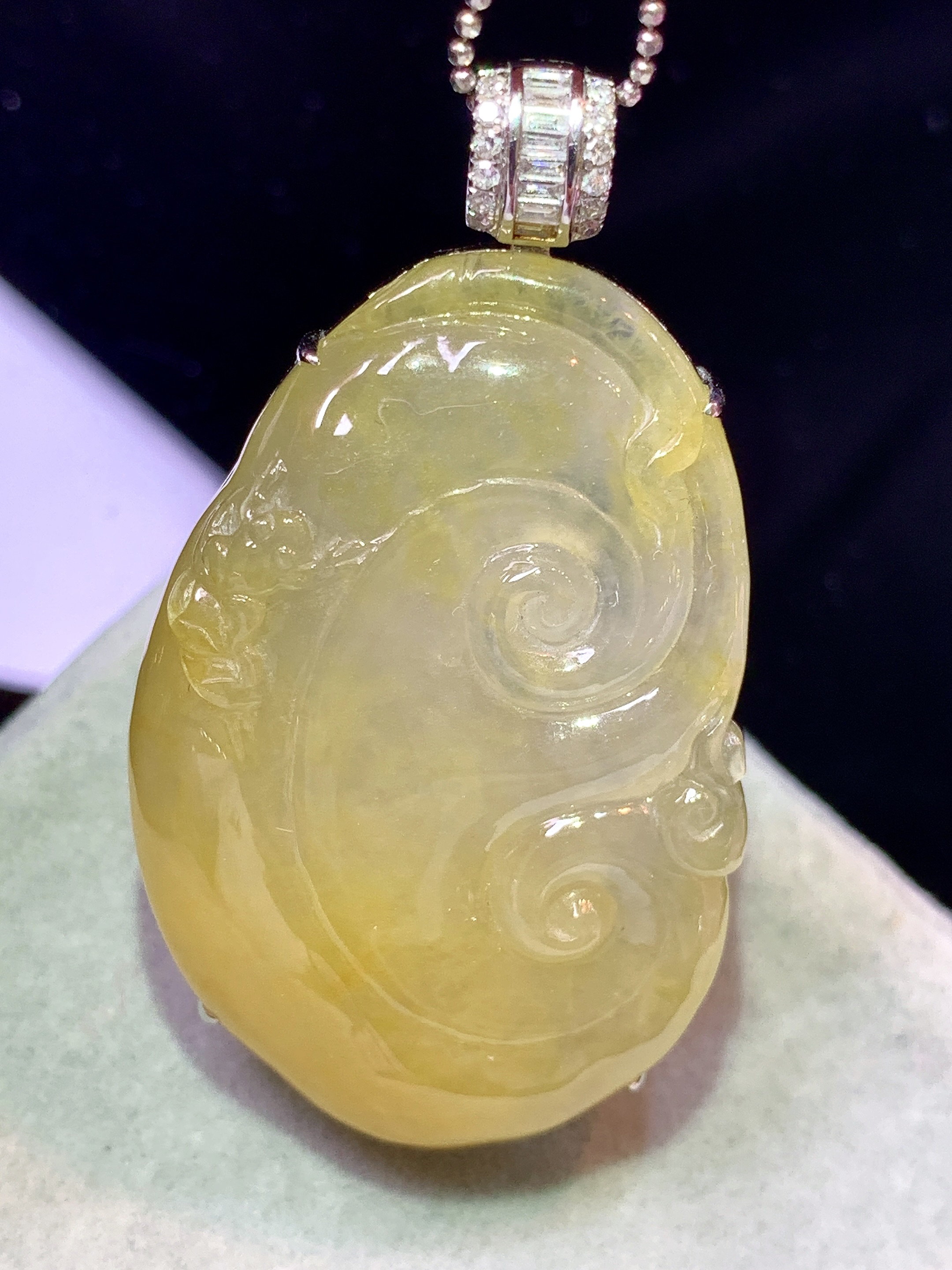 18k金钻镶嵌冰黄翡如意吊坠 玉质细腻 色泽艳丽清新 水润亮眼 整体尺寸46.8*26*9.6b1