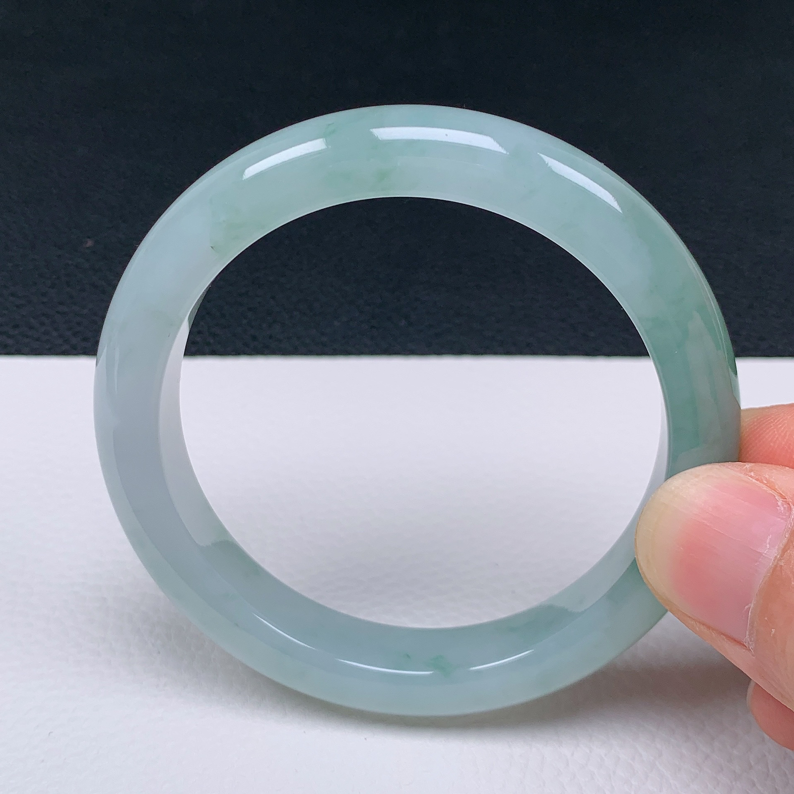 天然翡翠圈口55-56老坑飘绿手镯 玉质细腻 种水好 尺寸：55.2-10.5-8mm  M55