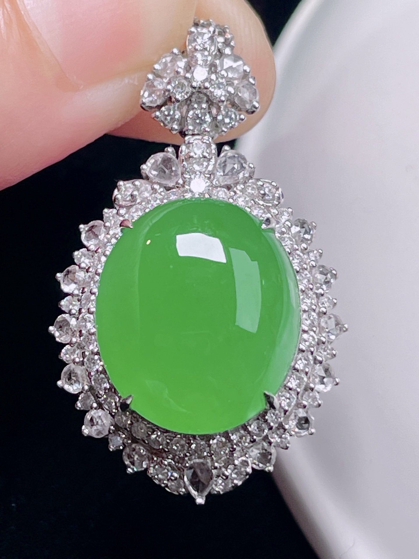 ️ 缅绿蛋面  色绿无比 花色灵动整体：30.3/18.7/12.5裸石：14.5/12.6，ss