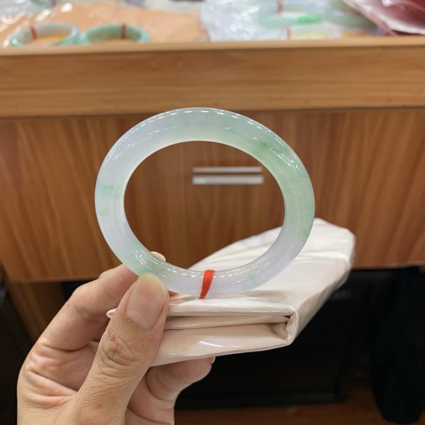 042128JM冰飘绿花圆条翡翠手镯53-9