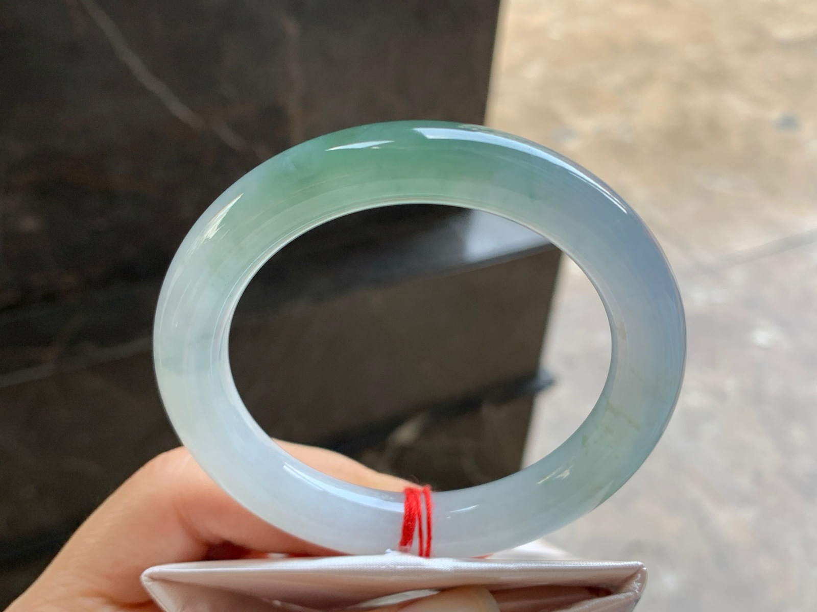 55-11

冰蓝圆条手镯^_^种水好