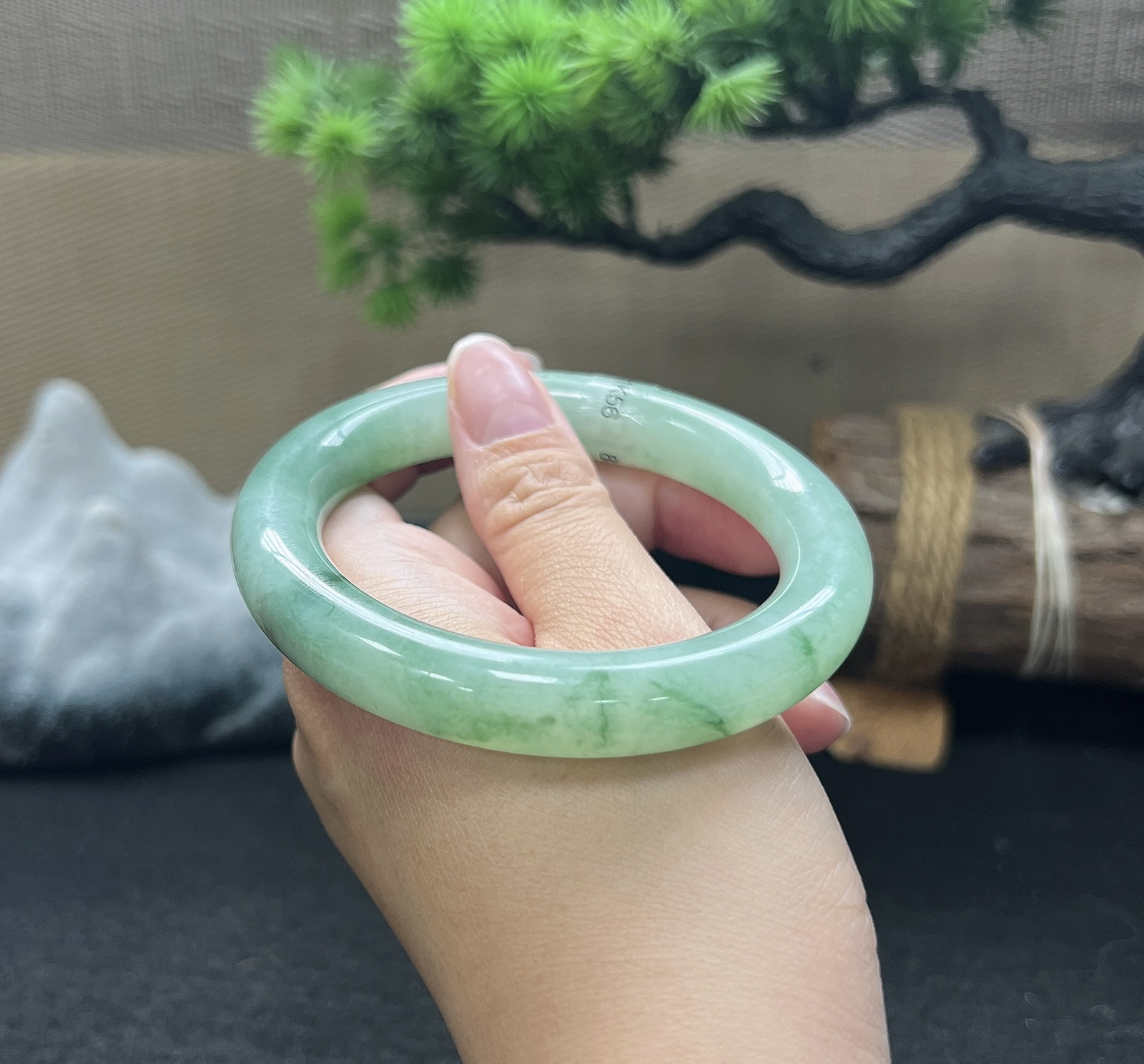 56.5圈口圆条飘花手镯