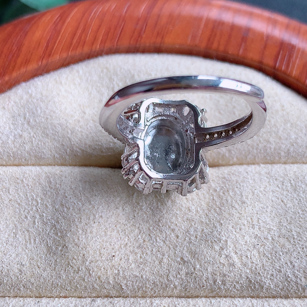 冰满绿精美蛋面翡翠戒指  玉质细腻  冰清玉润  飘花灵动  颜色漂亮  W502-422内径尺寸：17-13.7-7.9mm  裸石尺寸：8.8-7.3mm