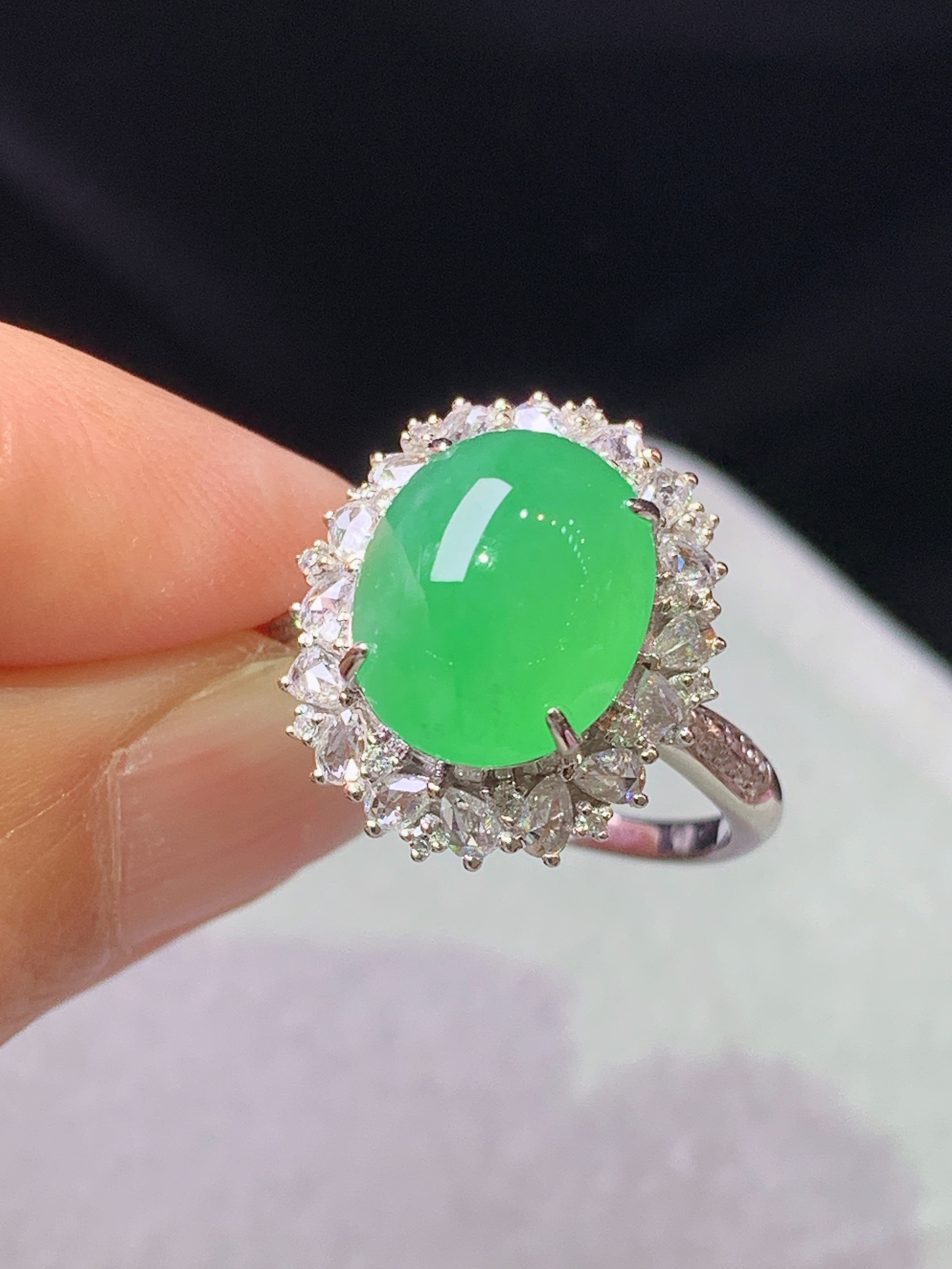 18k金钻镶嵌冰阳绿蛋面戒指 玉质细腻 色泽艳丽清新 水润亮眼 圈口13.5 整体尺寸17.2*14.7*11k1