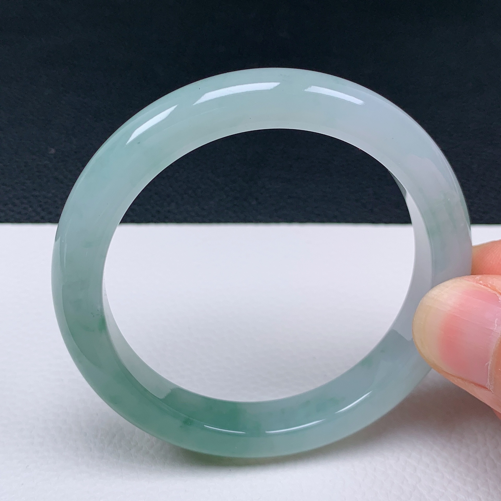 天然翡翠圈口55-56老坑飘绿手镯 玉质细腻 种水好 尺寸：55.2-10.5-8mm  M55