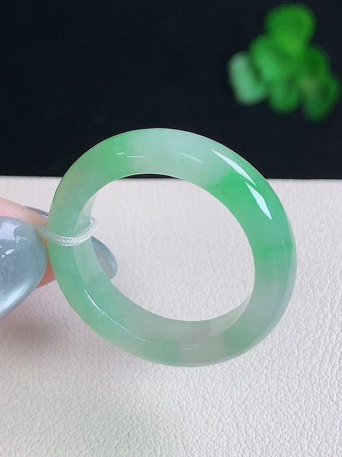 飘绿指环，无裂，尺寸19.2/5.6/3.8，19号，№:y2090