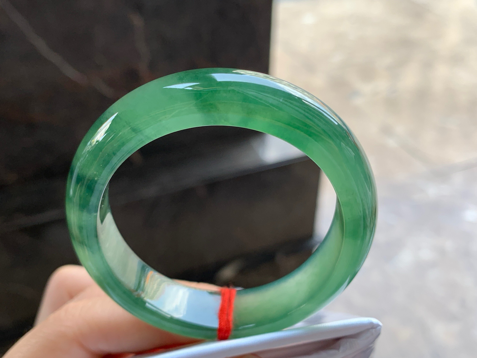 56.4-12.6-8

冰油绿贵妃手镯^_^鲜艳 玉质温润 啤酒瓶底妆 正圈54可以带