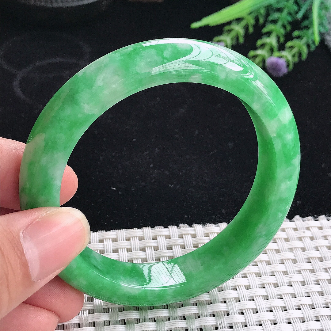 实拍A货翡翠56.8/13.2/9老坑精美满绿阳绿手镯宽边玉镯平安镯