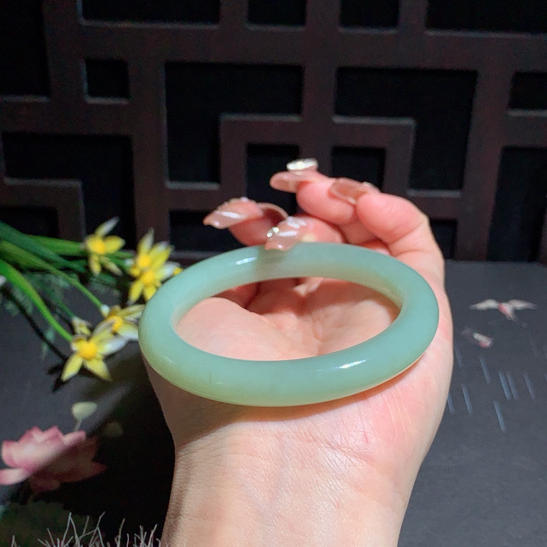 和田玉57圈口且末蓝手镯！玉质细腻油润 底色纯净 无裂无杂 脂粉好，品质高。