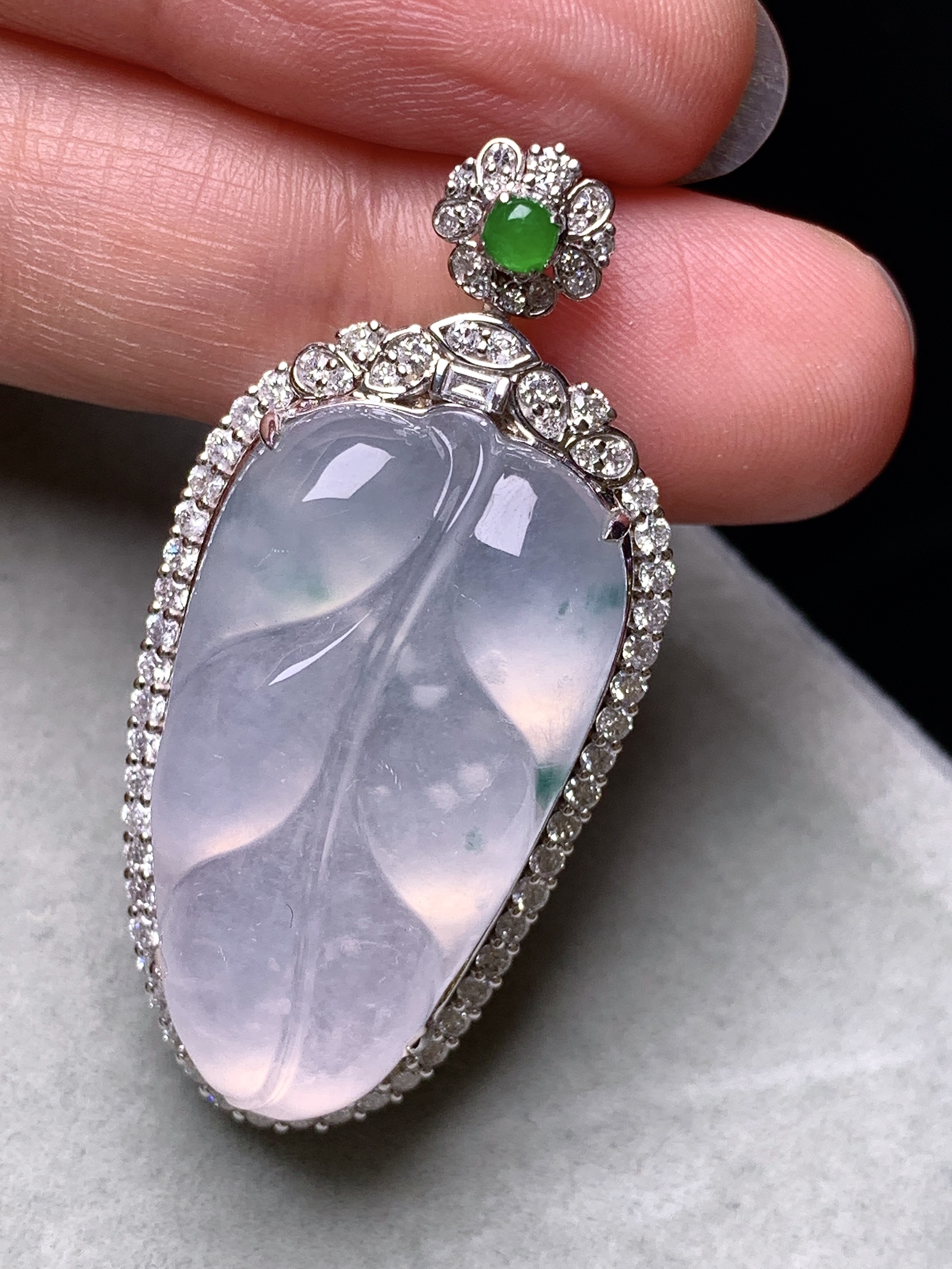 18k金钻镶嵌冰种树叶吊坠 玉质细腻 色泽艳丽清新 水润亮眼 整体尺寸42*20.3*11.8k1