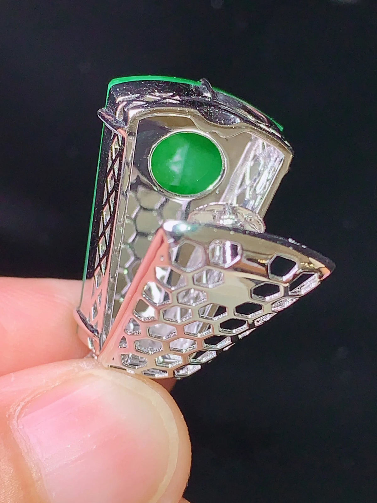 18k金钻镶嵌满绿无事牌吊坠 玉质细腻 色泽艳丽 整体尺寸29.5*15.3*9