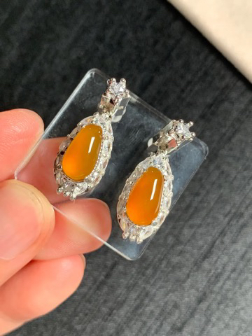 冰黄翡福瓜耳钉 无纹裂，种好色美品相好，颜色鲜艳甜美，老坑种冰透水灵纯净细腻