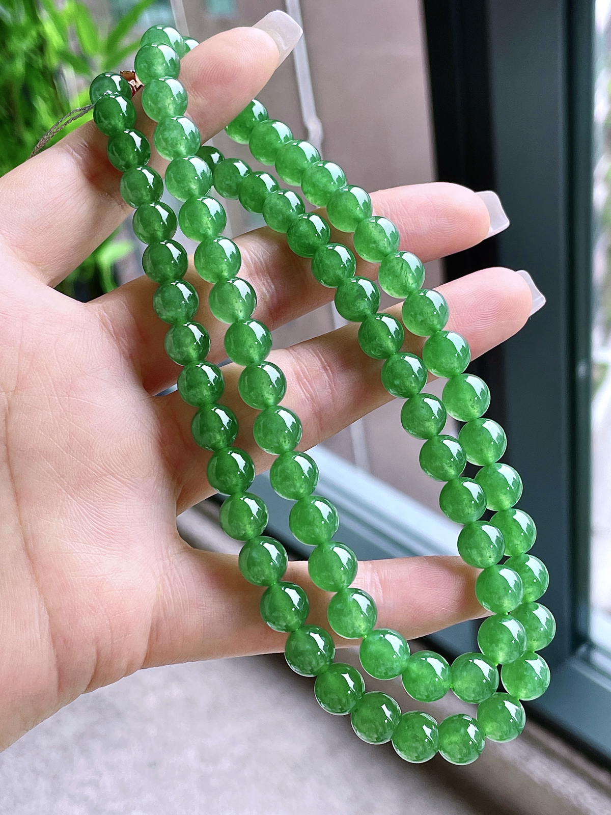 【珠子】高冰阳绿珠链圆珠珠子珠链
【说明】缅料 性价比高  
【尺寸】7.7-8.8mm，31cm
【重量】74.2克