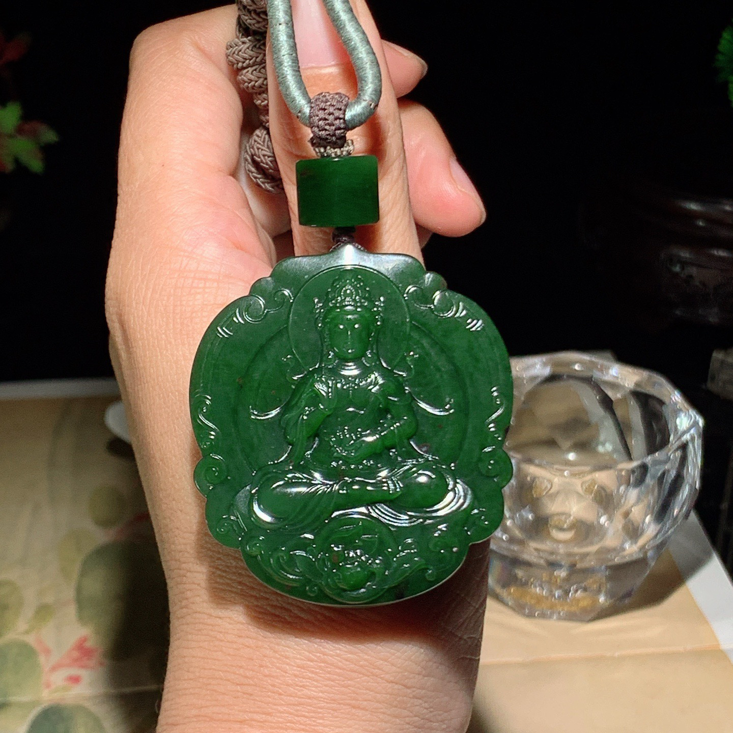 和田玉菠菜绿俄罗斯碧玉座莲挂件 尺寸52/46/10重58克，玉质细腻油润 底色纯净 脂粉好，品质好！lt260420