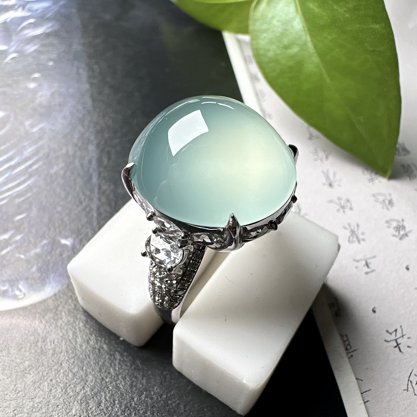 【冰种天空蓝蛋面吊坠】种地上乘，冰感十足，通透起光，饱满圆润，18k金钻镶嵌，裸石尺寸16.3*13.3*8毫米。