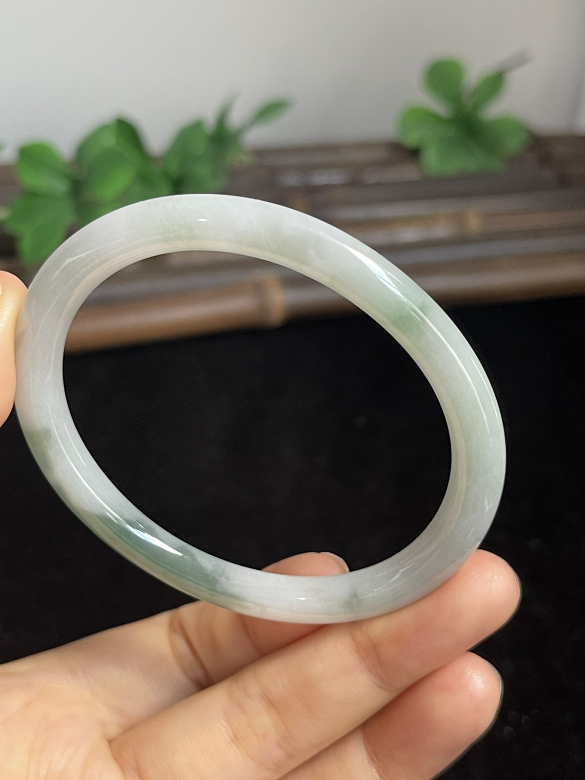 贵妃镯56圈口，翡翠手镯