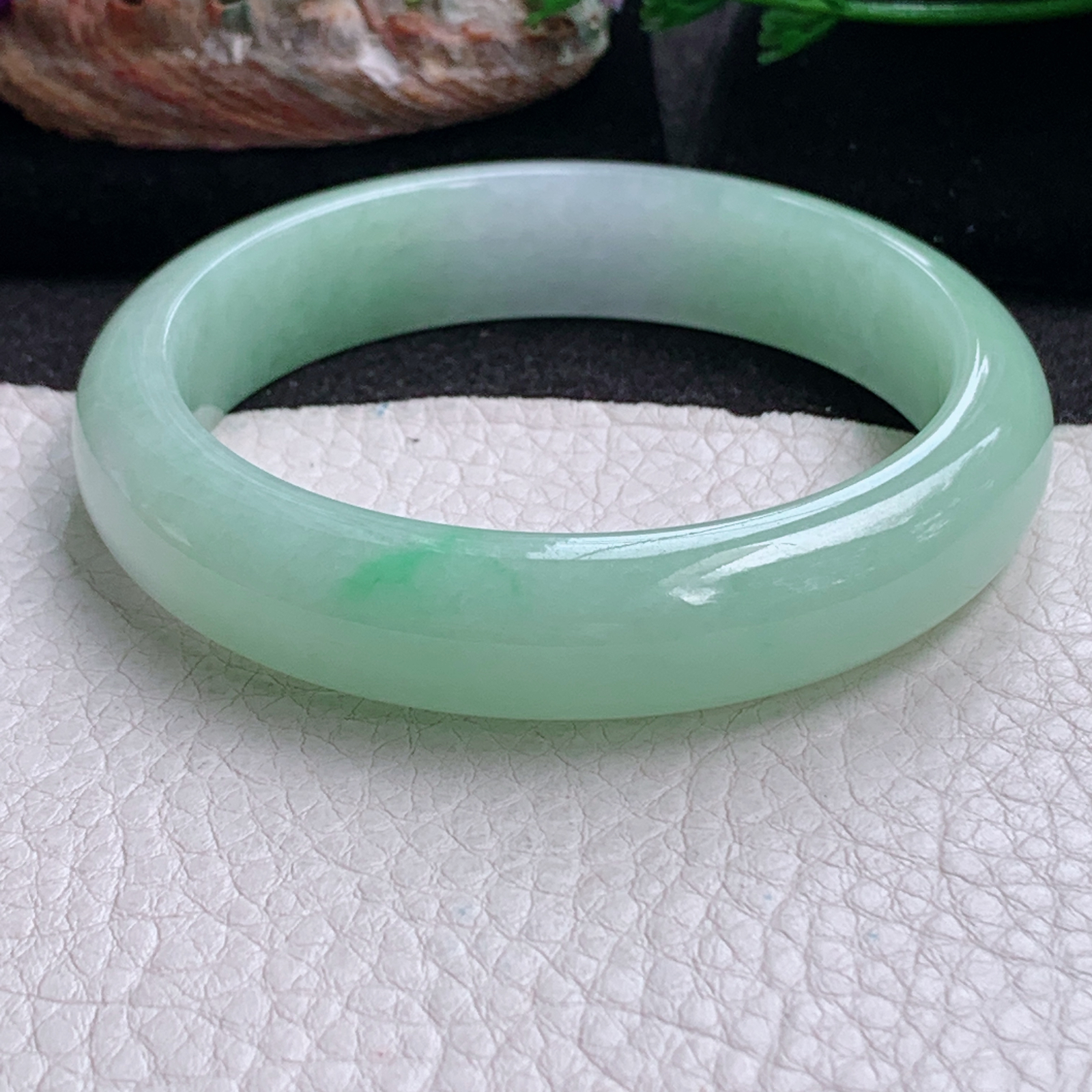 ee实拍57*13*8.2平安镯 天然缅甸翡翠a货白的甜绿水润正圈玉镯子