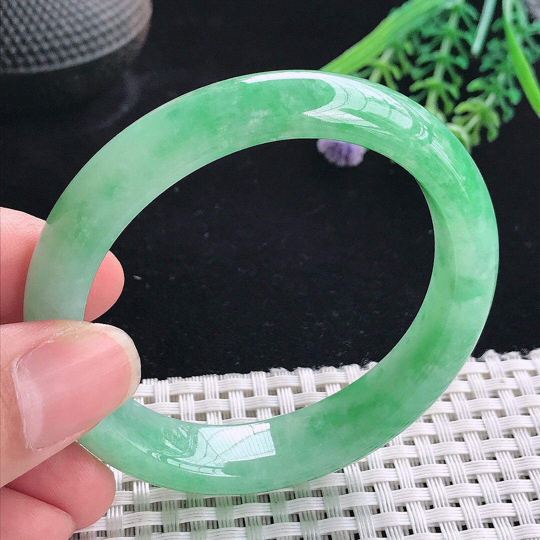 实拍A货翡翠53.5/48.8/12/8.1老坑精美满绿贵妃手镯宽边玉镯平安镯