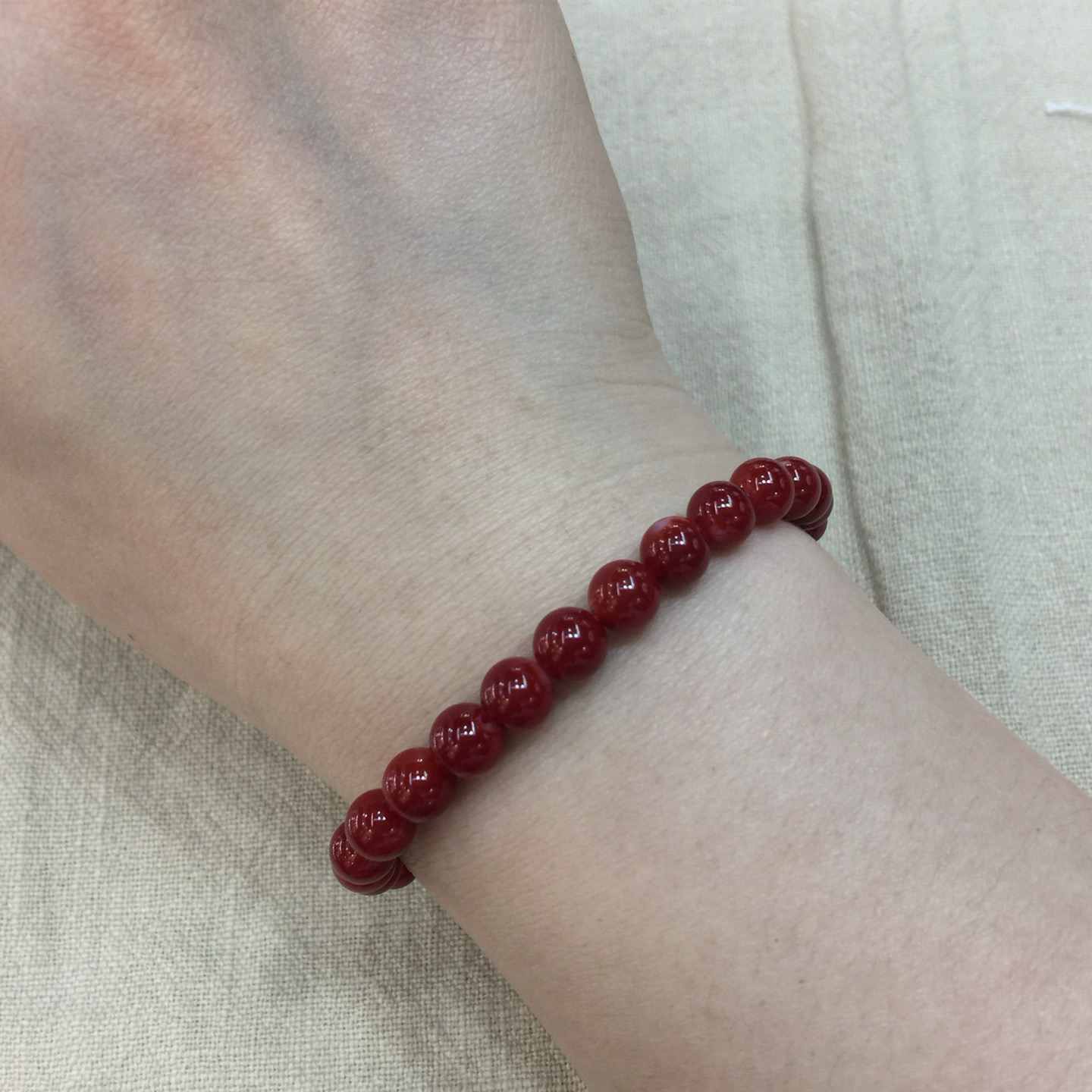 【日本阿卡赤血牛血红珊瑚6.8mm圆珠弹力单圈手串】天然无添加无优化，日本产地，阿卡材料、难得高瓷度，整条少白芯的阿卡圆珠。整条赤血牛血红颜色，珠子直径6.8-6.11mm，每颗珠子均为天然的珊瑚，珊瑚自古就为佛教珍宝，深海千年有机宝石！收藏价值高、可传承！总重10克！追求品质者的福音！实物漂亮！