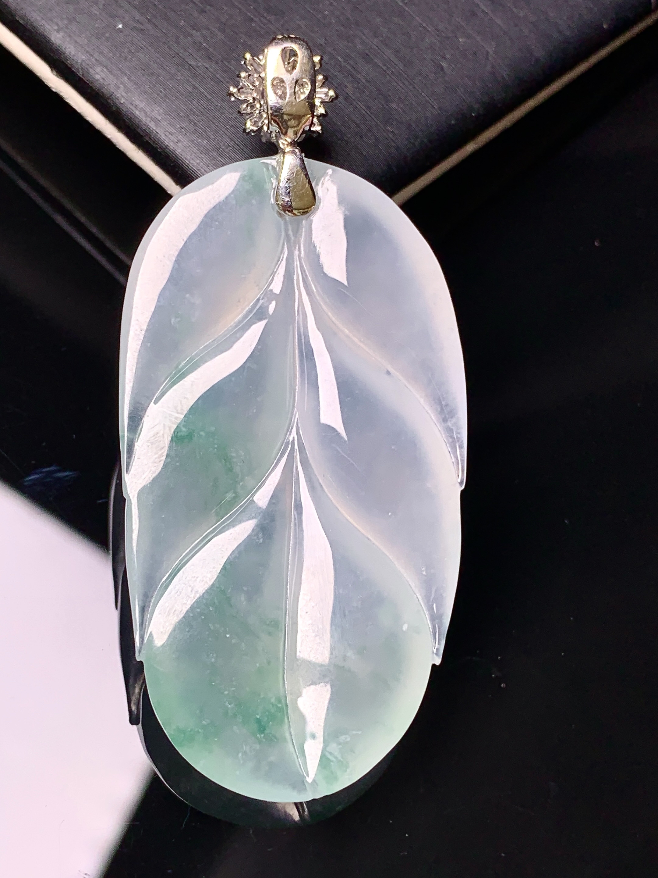 18k金钻镶嵌冰种飘绿树叶吊坠 玉质细腻 色泽艳丽清新 水润亮眼 整体尺寸54.8*24.8*6.2k1