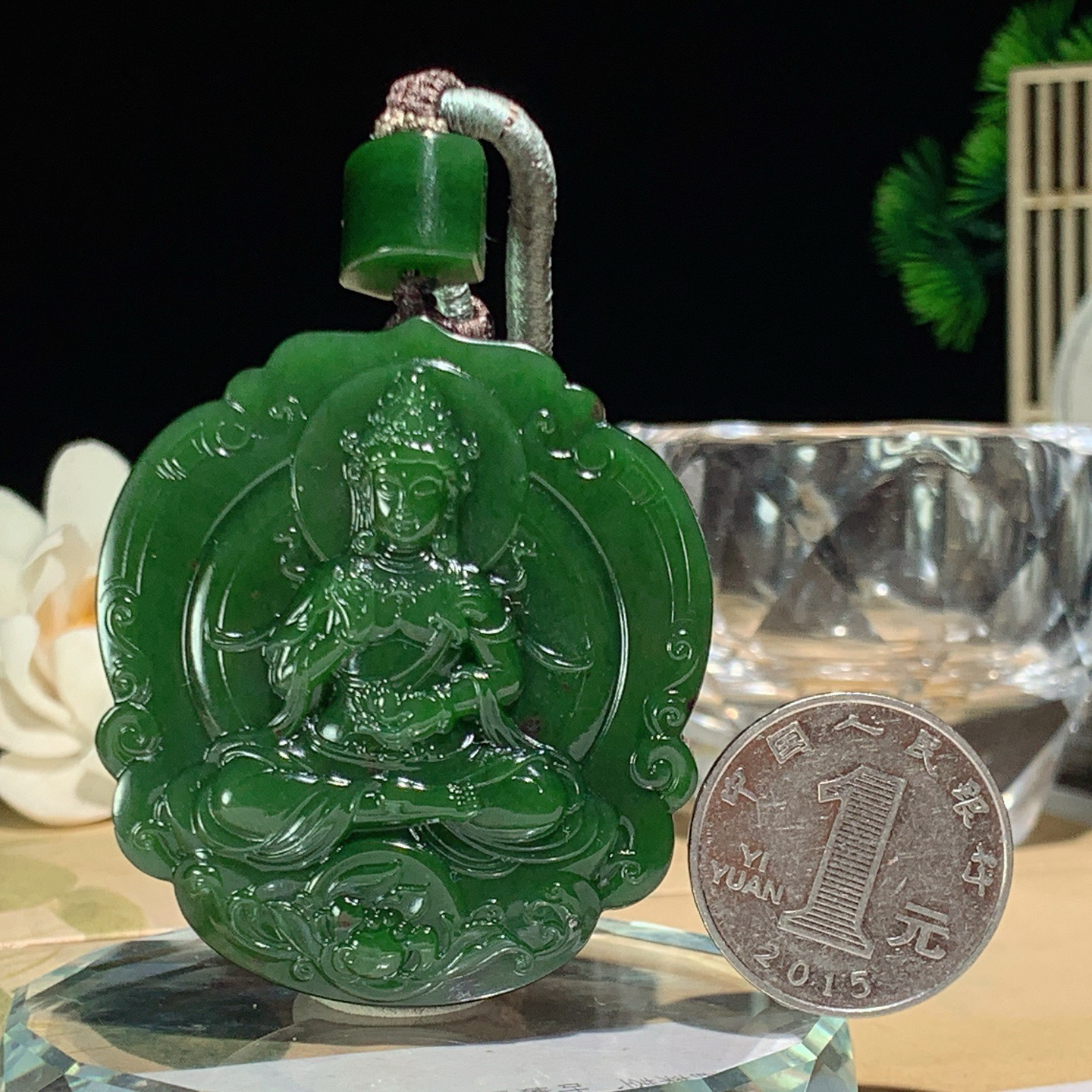 和田玉菠菜绿俄罗斯碧玉座莲挂件 尺寸52/46/10重58克，玉质细腻油润 底色纯净 脂粉好，品质好！lt260420