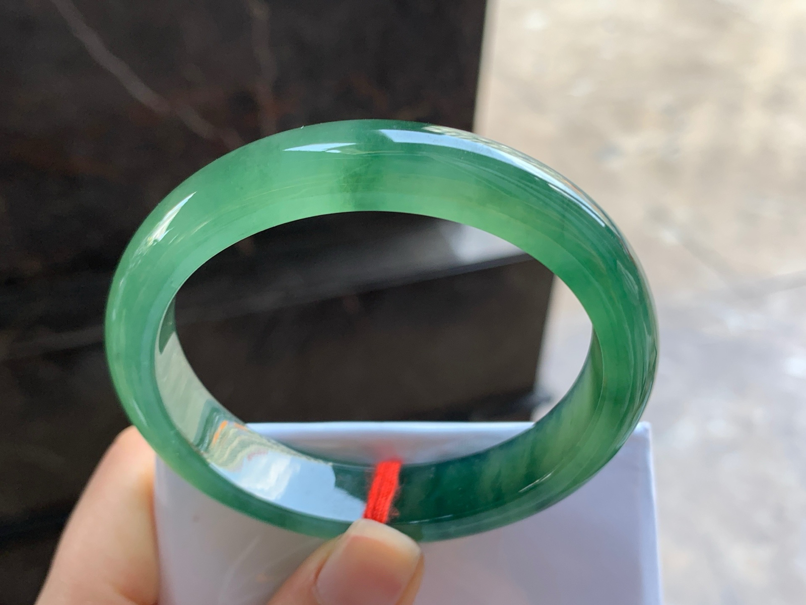 56.4-12.6-8

冰油绿贵妃手镯^_^鲜艳 玉质温润 啤酒瓶底妆 正圈54可以带