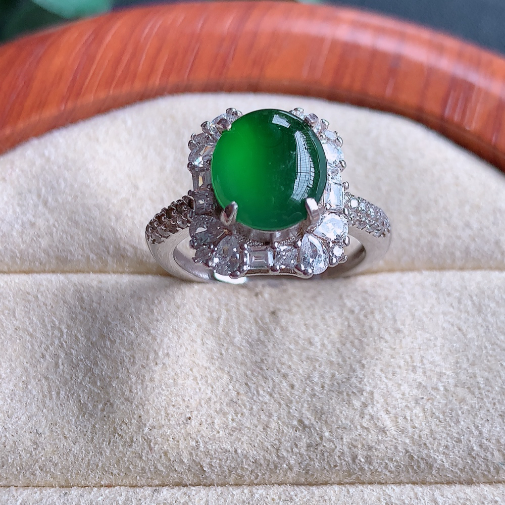 冰满绿精美蛋面翡翠戒指  玉质细腻  冰清玉润  飘花灵动  颜色漂亮  W502-422内径尺寸：17-13.7-7.9mm  裸石尺寸：8.8-7.3mm