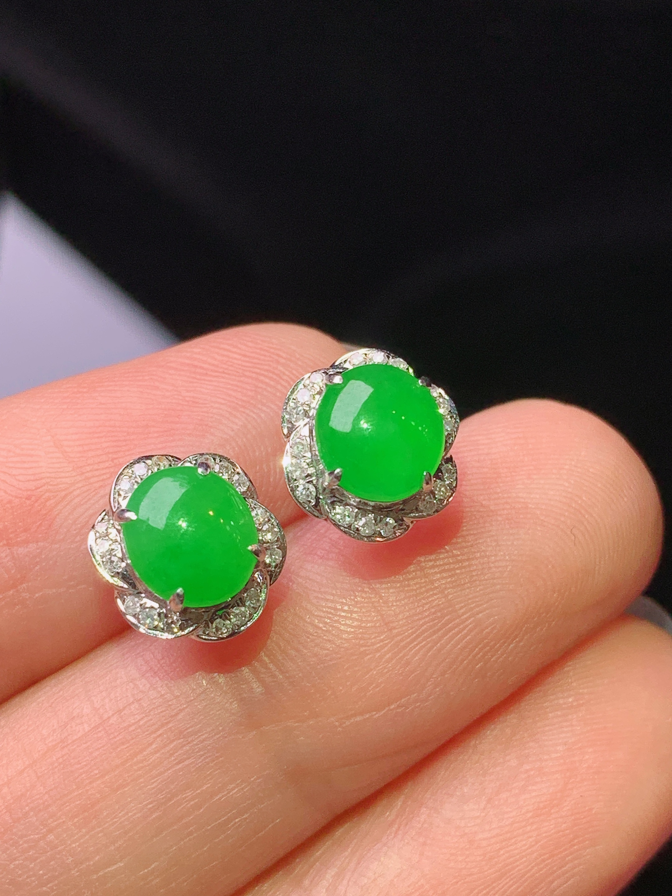 18k金钻镶嵌满绿蛋面耳钉 玉质细腻 色泽艳丽清新 水润亮眼 整体尺寸9.5*8.5*6.2f1
