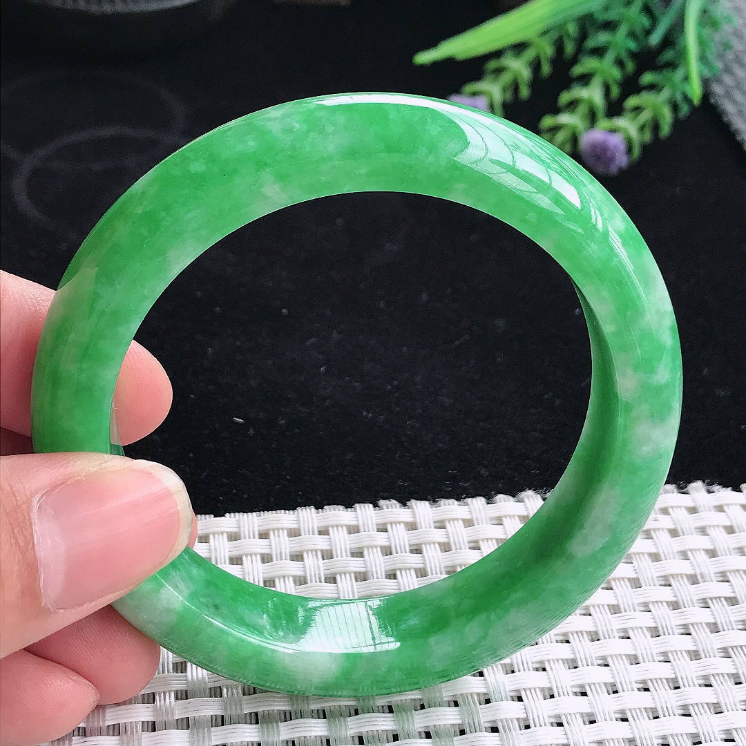 实拍A货翡翠56.8/13.2/9老坑精美满绿阳绿手镯宽边玉镯平安镯