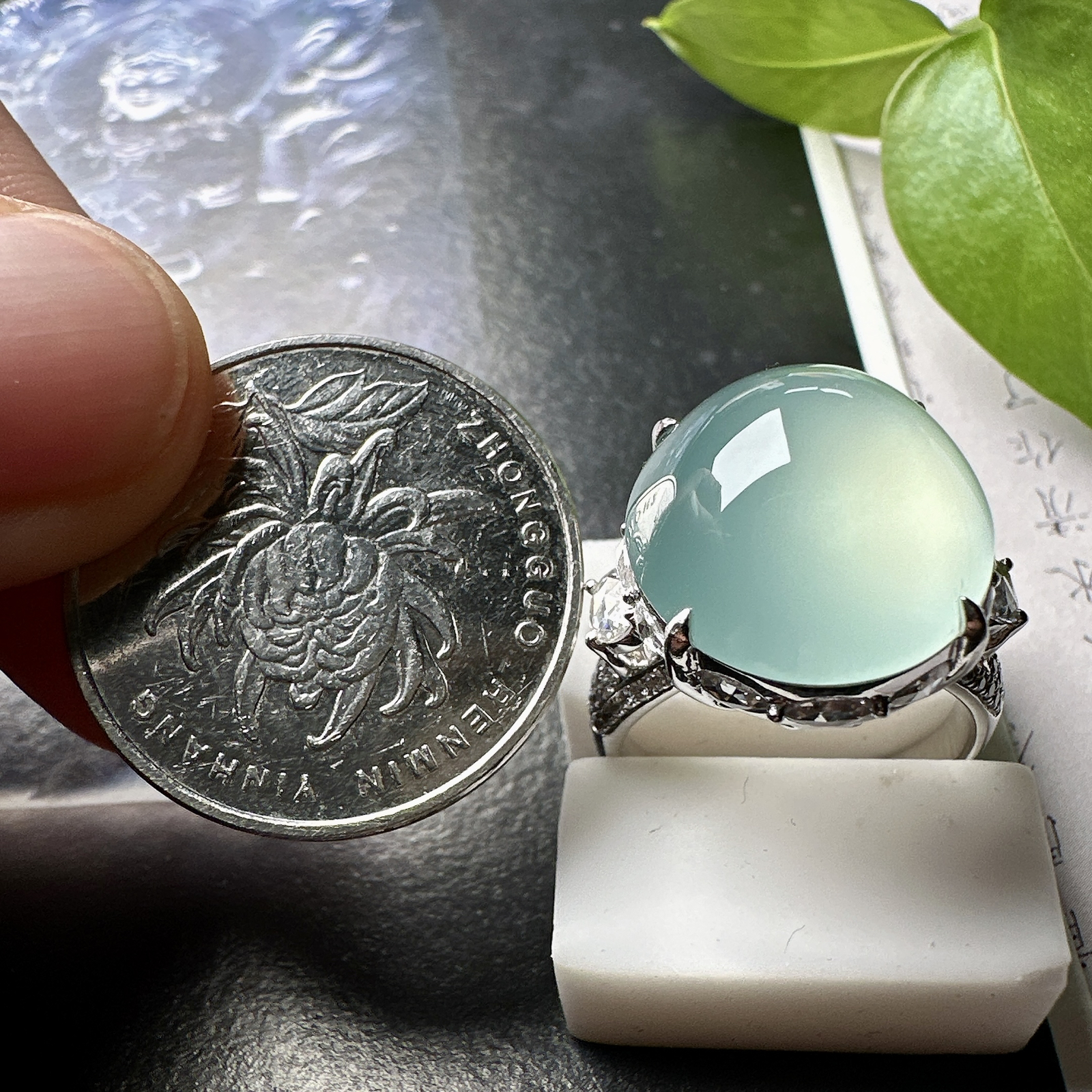 【冰种天空蓝蛋面吊坠】种地上乘，冰感十足，通透起光，饱满圆润，18k金钻镶嵌，裸石尺寸16.3*13.3*8毫米。