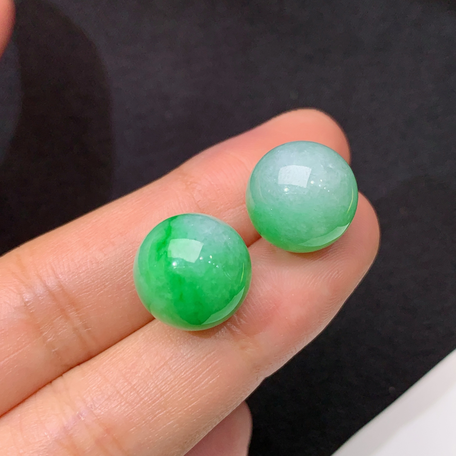冰飘绿圆珠一对，镶嵌佳品，冰润色阳，种水足 尺寸12.3