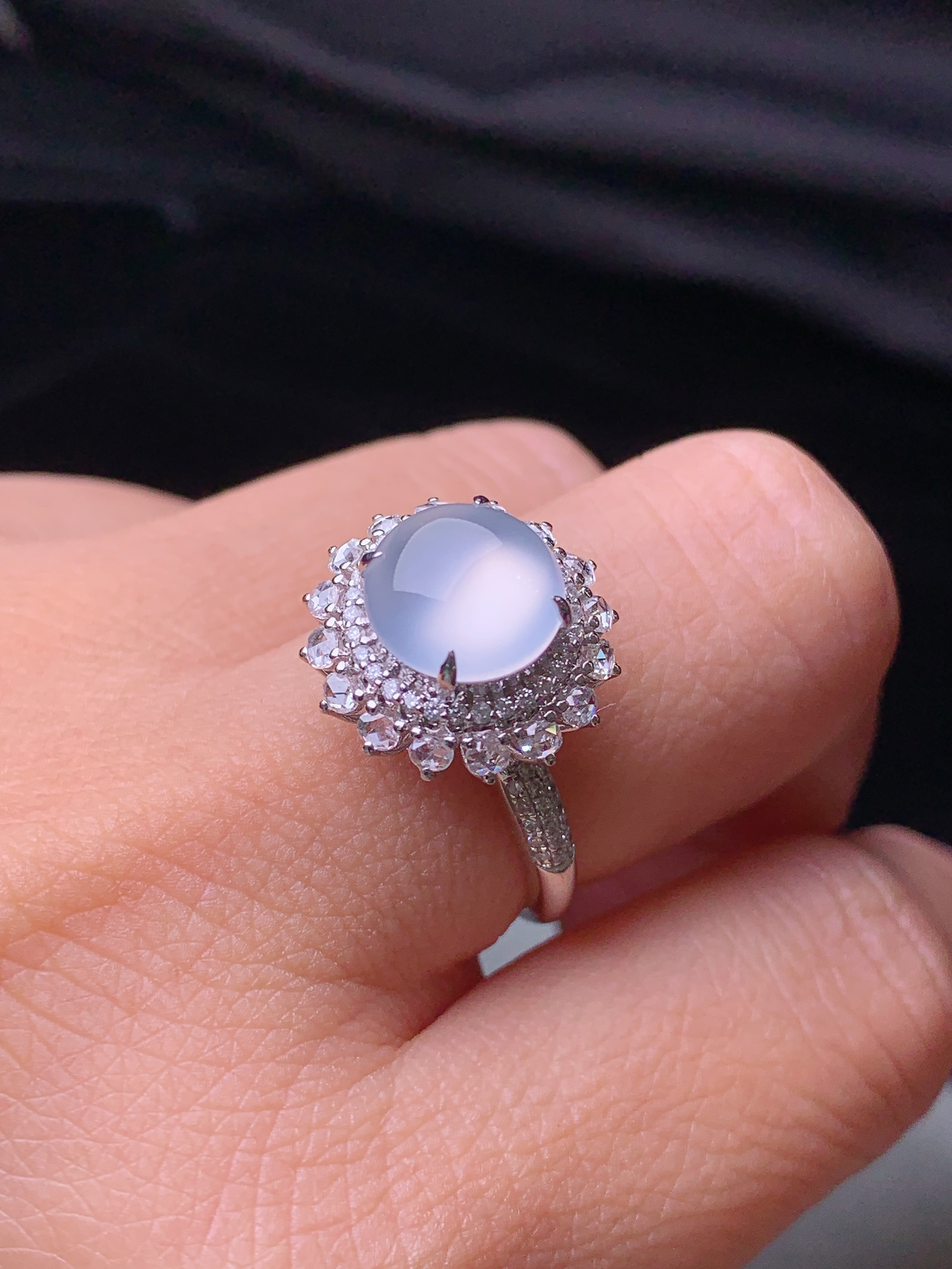 18k金钻镶嵌冰种蛋面戒指 玉质细腻 色泽艳丽清新 水润亮眼 圈口13.5 整体尺寸15*11.3L6