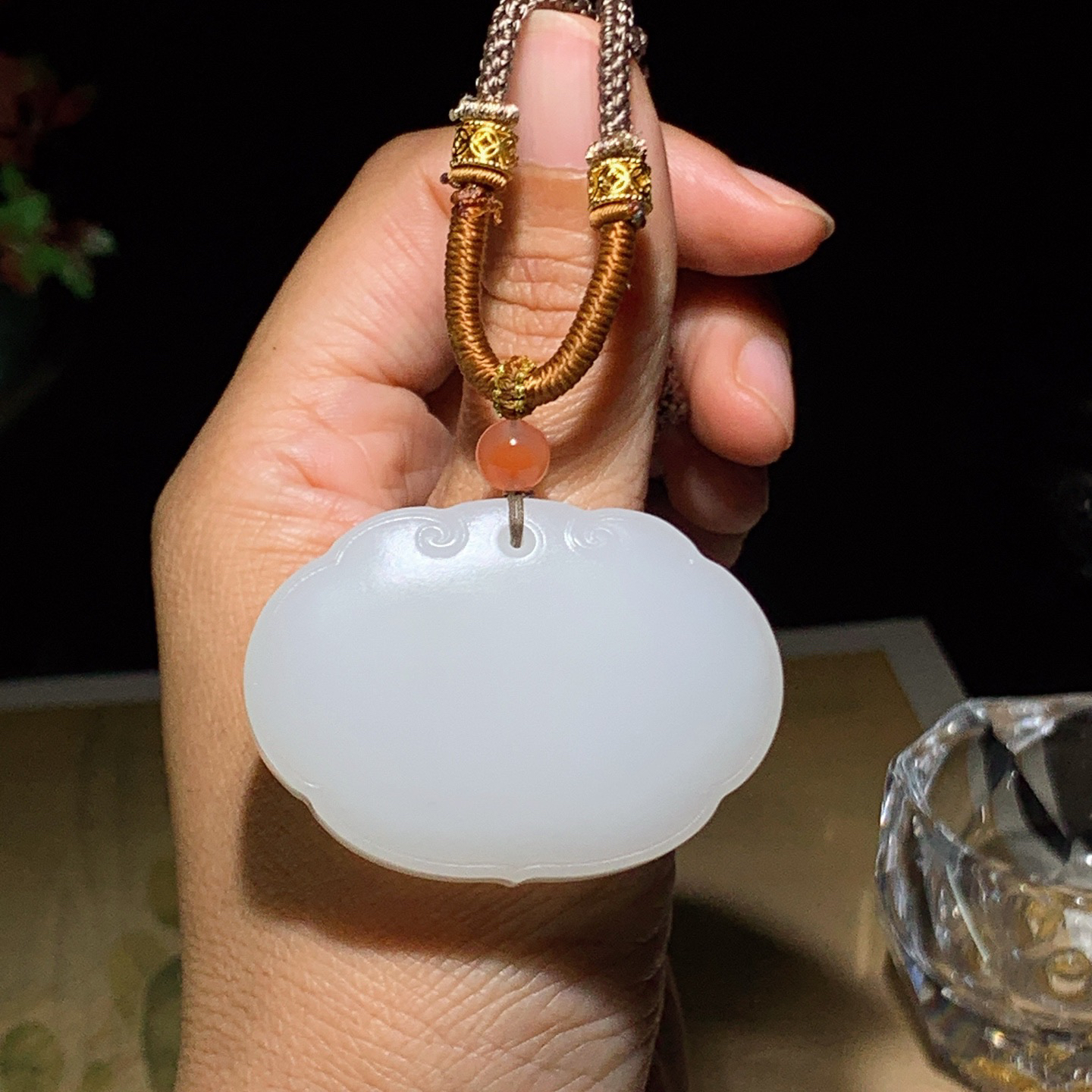 新疆和田玉羊脂白玉平安无事牌挂件 尺寸35/48/12重49克！玉质细腻油润 底色纯净 脂粉好，品质好。lt260420