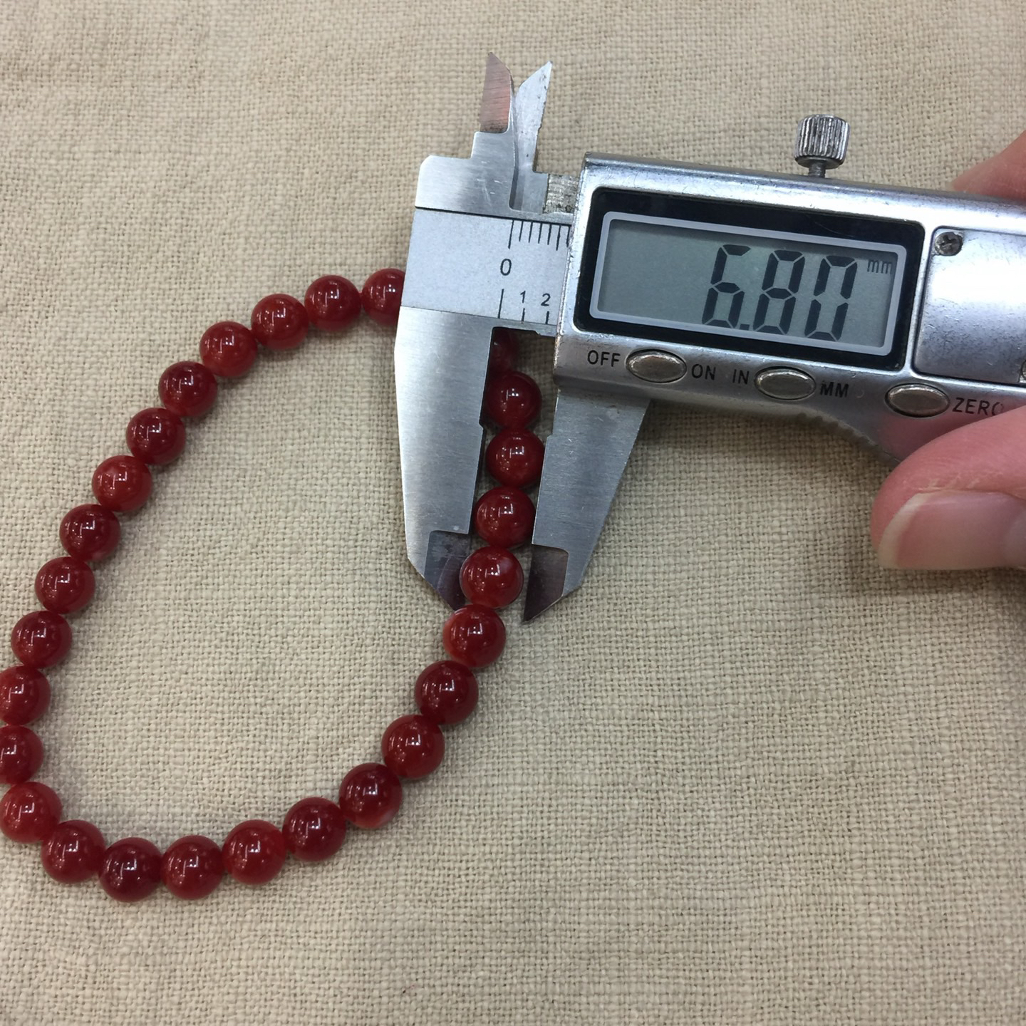 【日本阿卡赤血牛血红珊瑚6.8mm圆珠弹力单圈手串】天然无添加无优化，日本产地，阿卡材料、难得高瓷度，整条少白芯的阿卡圆珠。整条赤血牛血红颜色，珠子直径6.8-6.11mm，每颗珠子均为天然的珊瑚，珊瑚自古就为佛教珍宝，深海千年有机宝石！收藏价值高、可传承！总重10克！追求品质者的福音！实物漂亮！