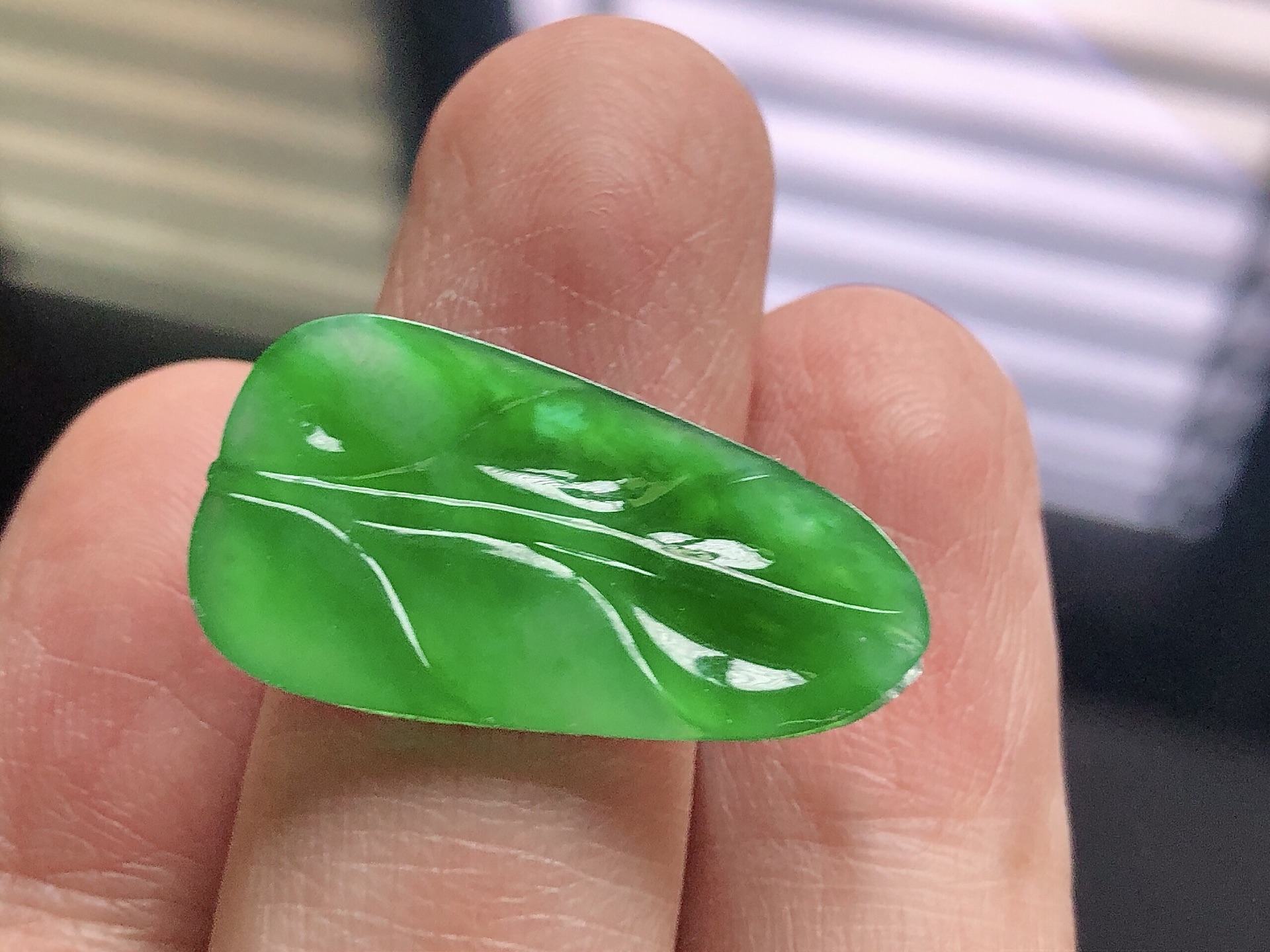 ️ 阳绿树叶， 色泽艳阳，通透水润，玉质细腻，夺目迷人，镶嵌效果，品相，无裂，尺寸26.8*14.7*1.8