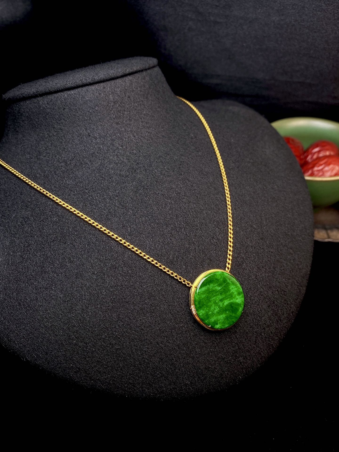 ️18k飘绿无事牌锁骨链 裸石19.5-19.5-1.6 W47444