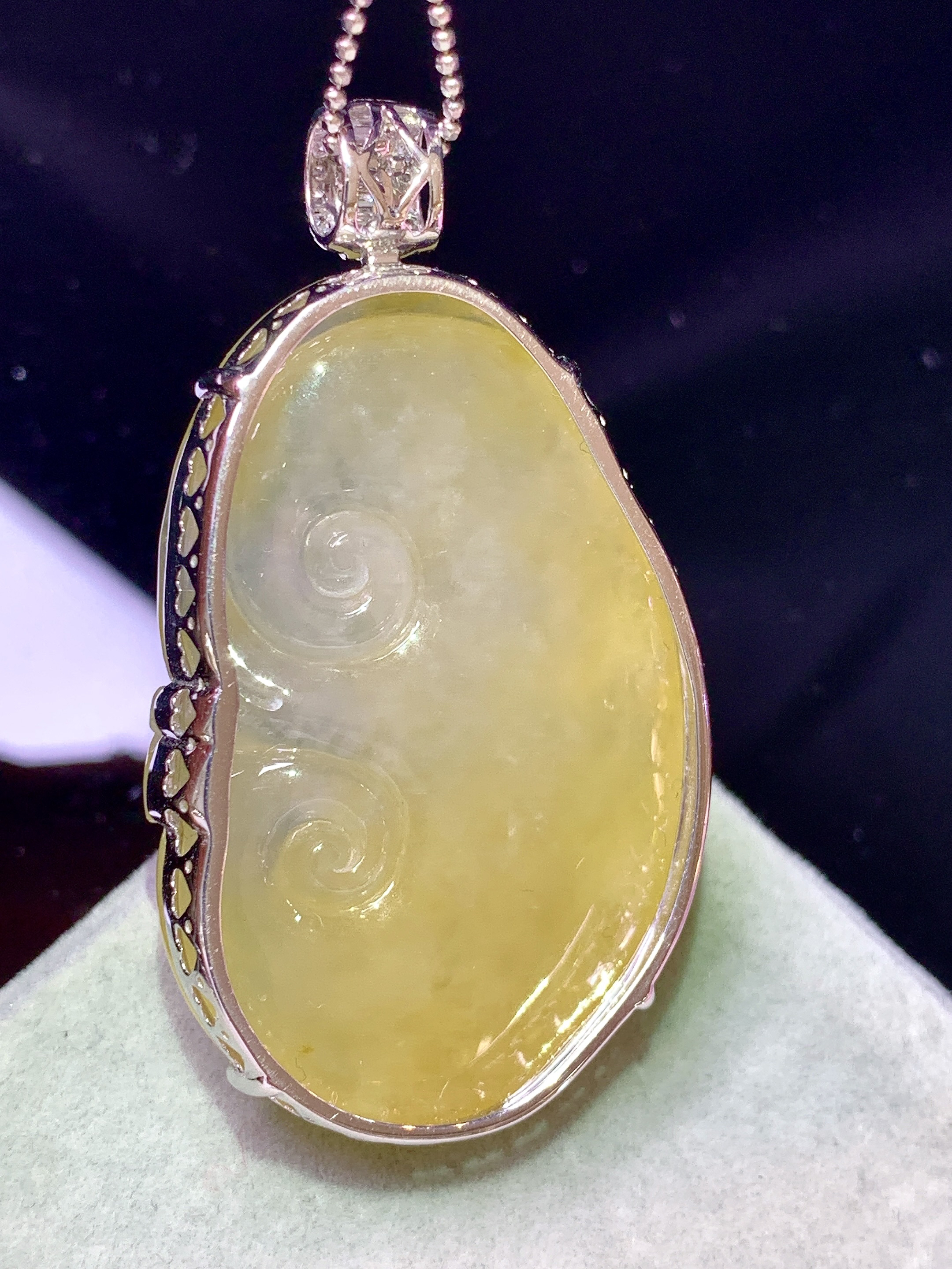 18k金钻镶嵌冰黄翡如意吊坠 玉质细腻 色泽艳丽清新 水润亮眼 整体尺寸46.8*26*9.6b1