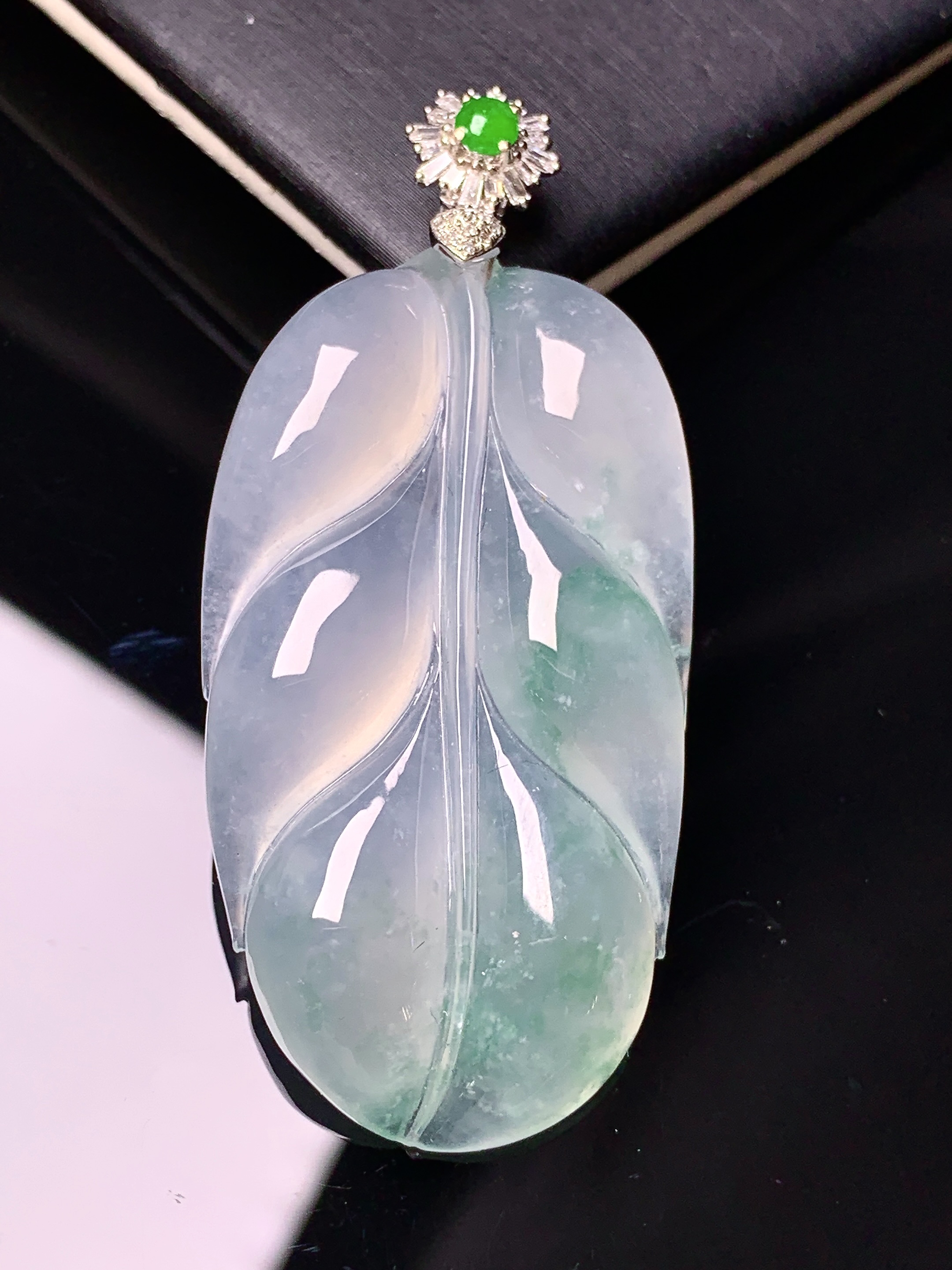 18k金钻镶嵌冰种飘绿树叶吊坠 玉质细腻 色泽艳丽清新 水润亮眼 整体尺寸54.8*24.8*6.2k1