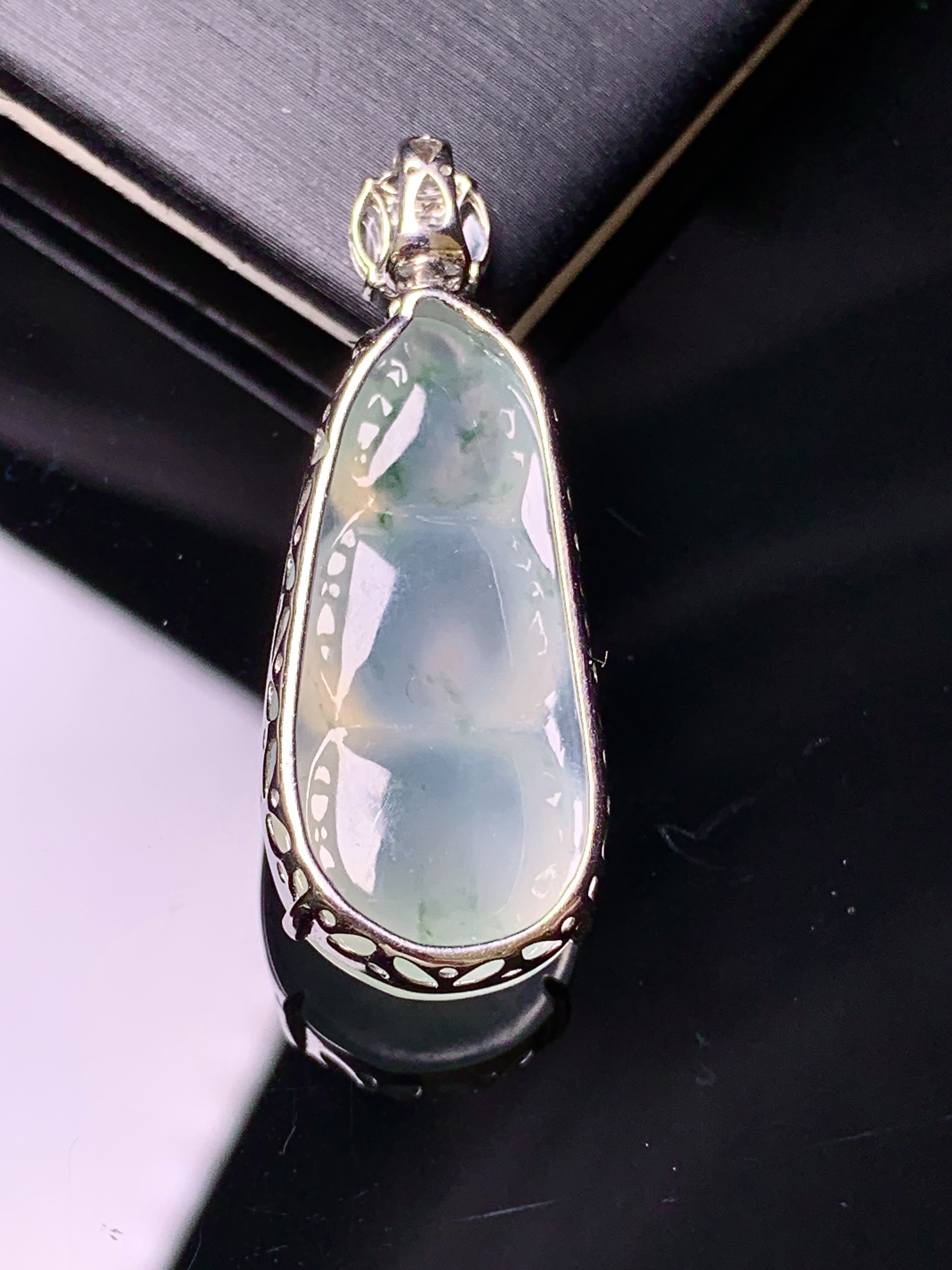 18k金钻镶嵌冰种飘绿四季豆吊坠 玉质细腻 色泽艳丽清新 水润亮眼 整体尺寸35.8*13.6*9.5g2