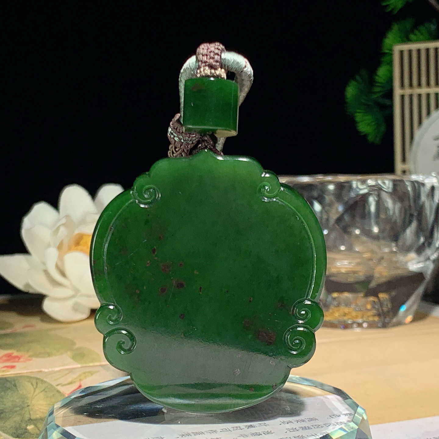 和田玉菠菜绿俄罗斯碧玉座莲挂件 尺寸52/46/10重58克，玉质细腻油润 底色纯净 脂粉好，品质好！lt260420