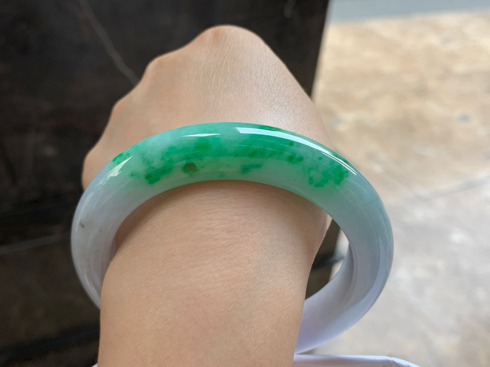 61-12.4-10.6

带色大圈口手镯^_^颜色鲜艳