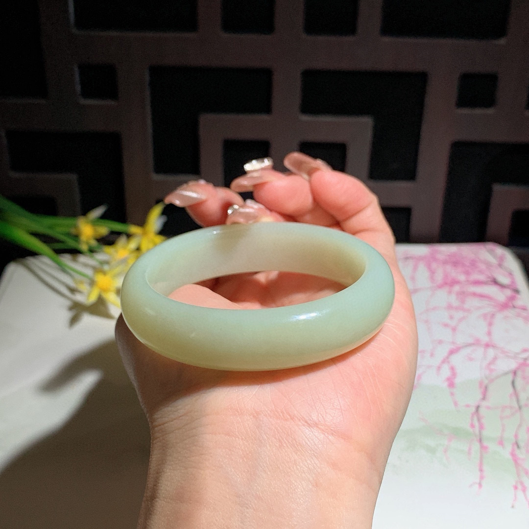 和田玉55圈口黄口料宽条手镯！玉质细腻油润 底色纯净 无裂无杂 脂粉好，品质好！