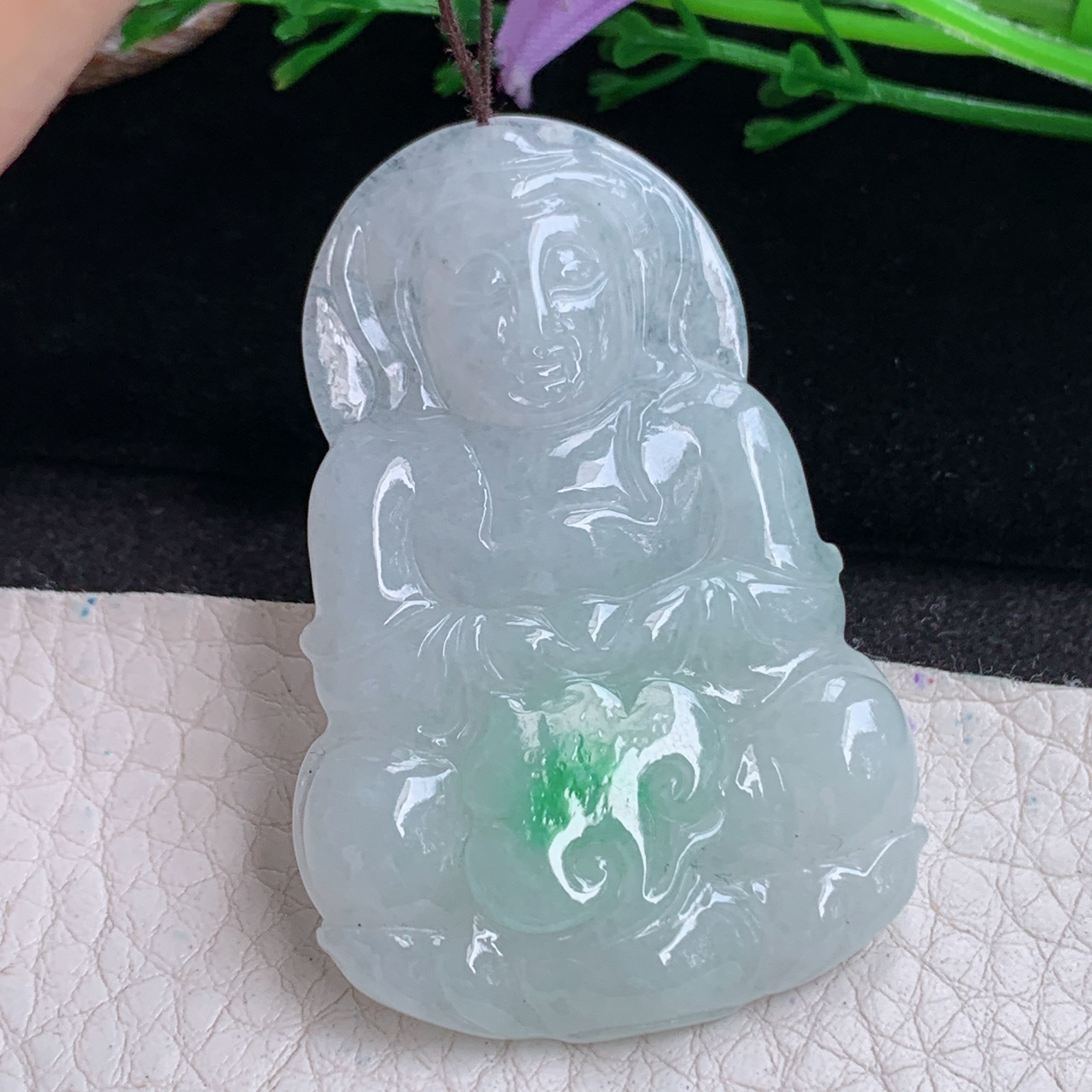 zen实拍 52×35×5.8 缅甸翡翠飘绿正装大观音吊坠，白底青飘绿菩萨